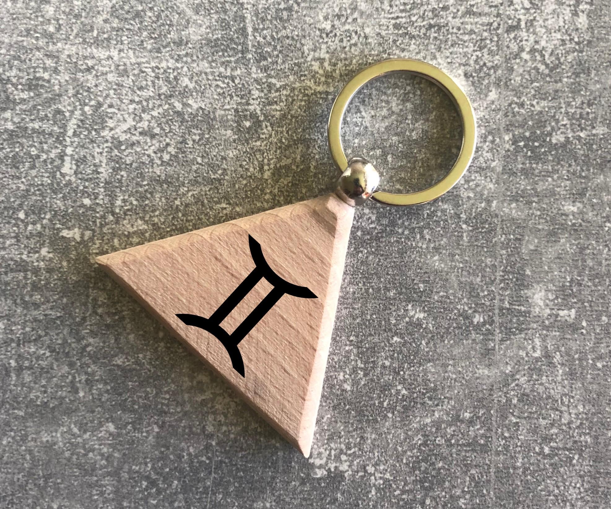 Брелок деревянный треугольный с символом зодиака "Близнецы" (15010304015)