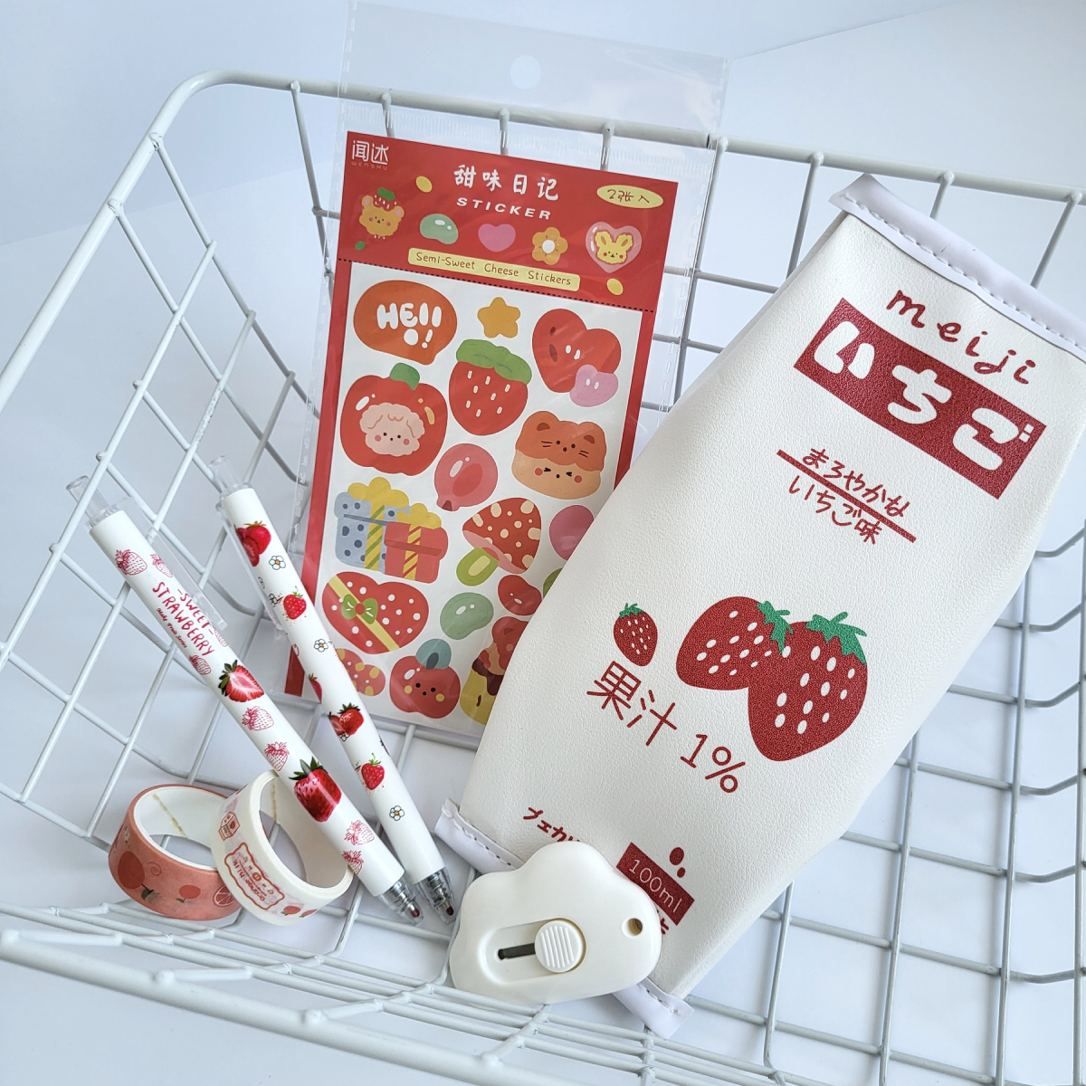 Подарунковий набір канцелярії в корейському стилі Полунички 7 предметів Білий (342)