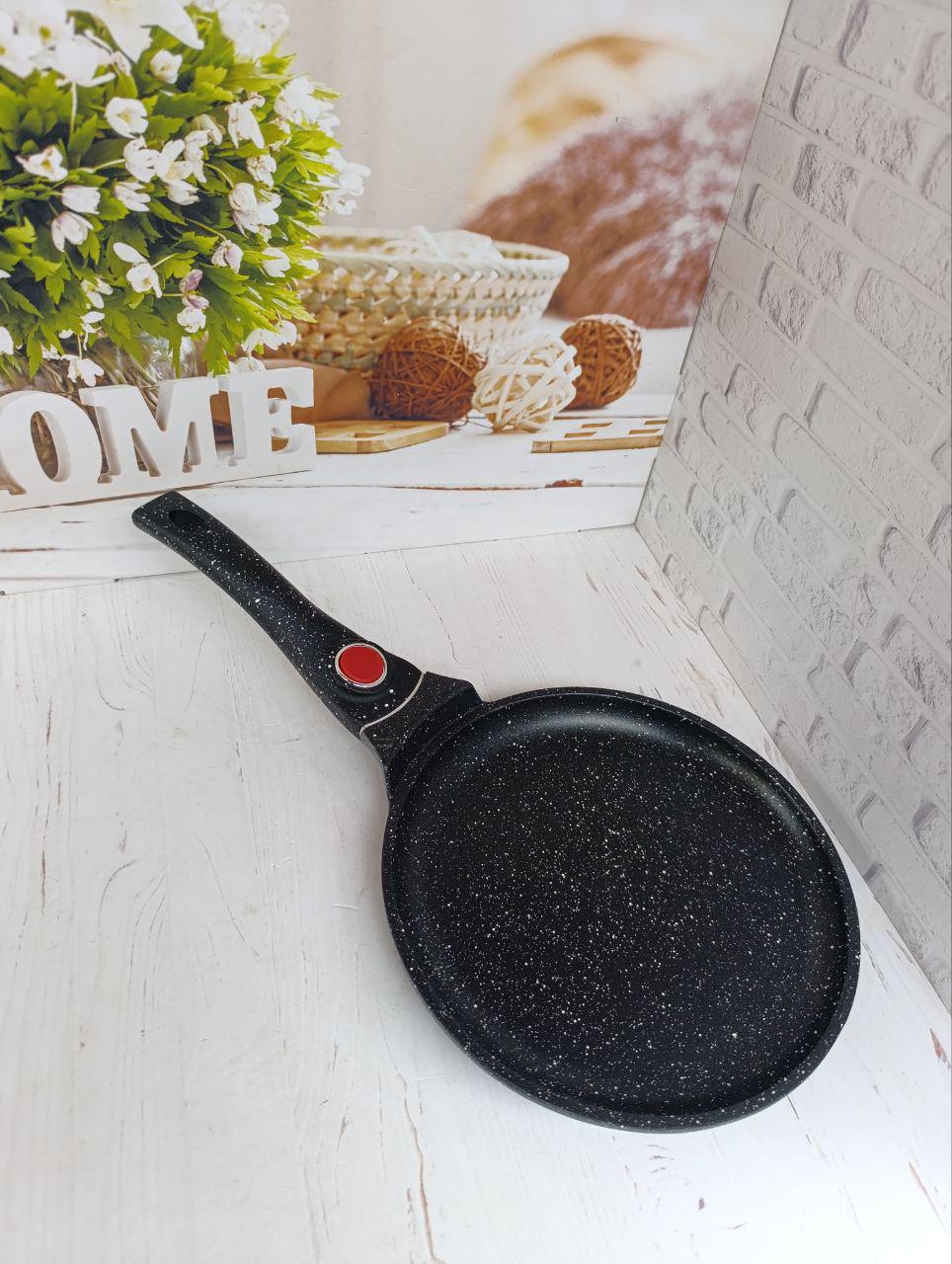 Сковорода для млинців Edenberg EB-3382 зі знімною ручкою 22 см Чорний (29889396) Сковорода для млинців Edenberg EB-3382 зі знімною ручкою 22 см Чорний (29889396)