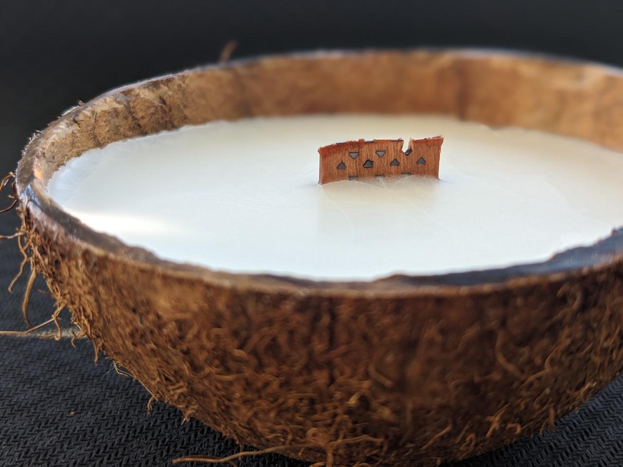 Свеча натуральная из кокосового воска в кокосовой скорлупе (2449238286)