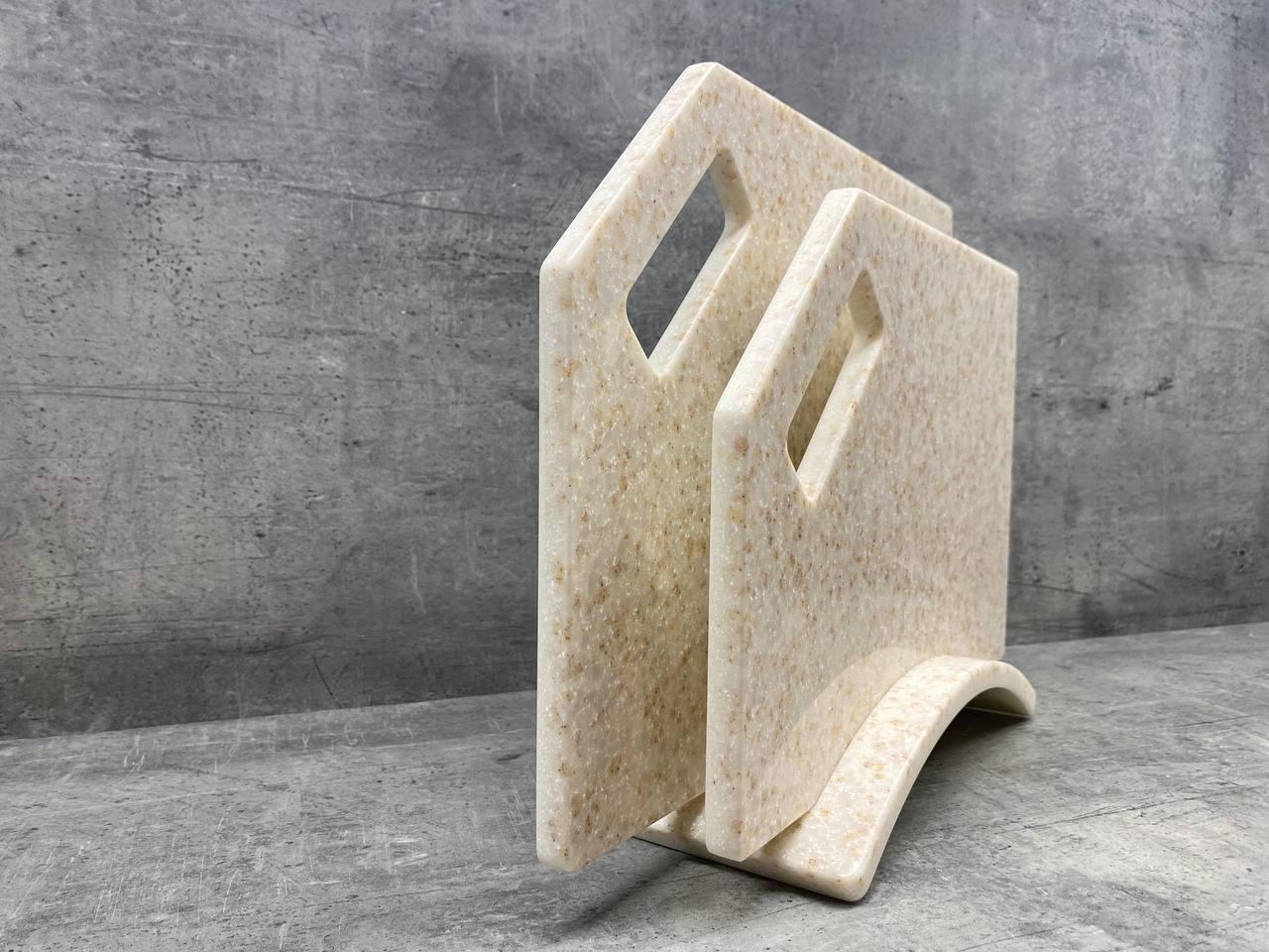 Набор досок кухонных Sand Flower из искусственного акрилового камня на подставке 2 шт. (23855612) - фото 2 Набор досок кухонных Sand Flower из искусственного акрилового камня на подставке 2 шт. (23855612) - фото 2