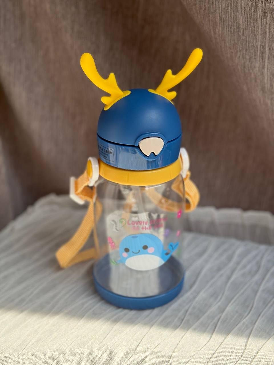 Дитяча пляшка для води з трубочкою та ремінцем YIWU HP-14-44BL 550 мл Синій (HP-14-44BL) - фото 1 Дитяча пляшка для води з трубочкою та ремінцем YIWU HP-14-44BL 550 мл Синій (HP-14-44BL) - фото 1