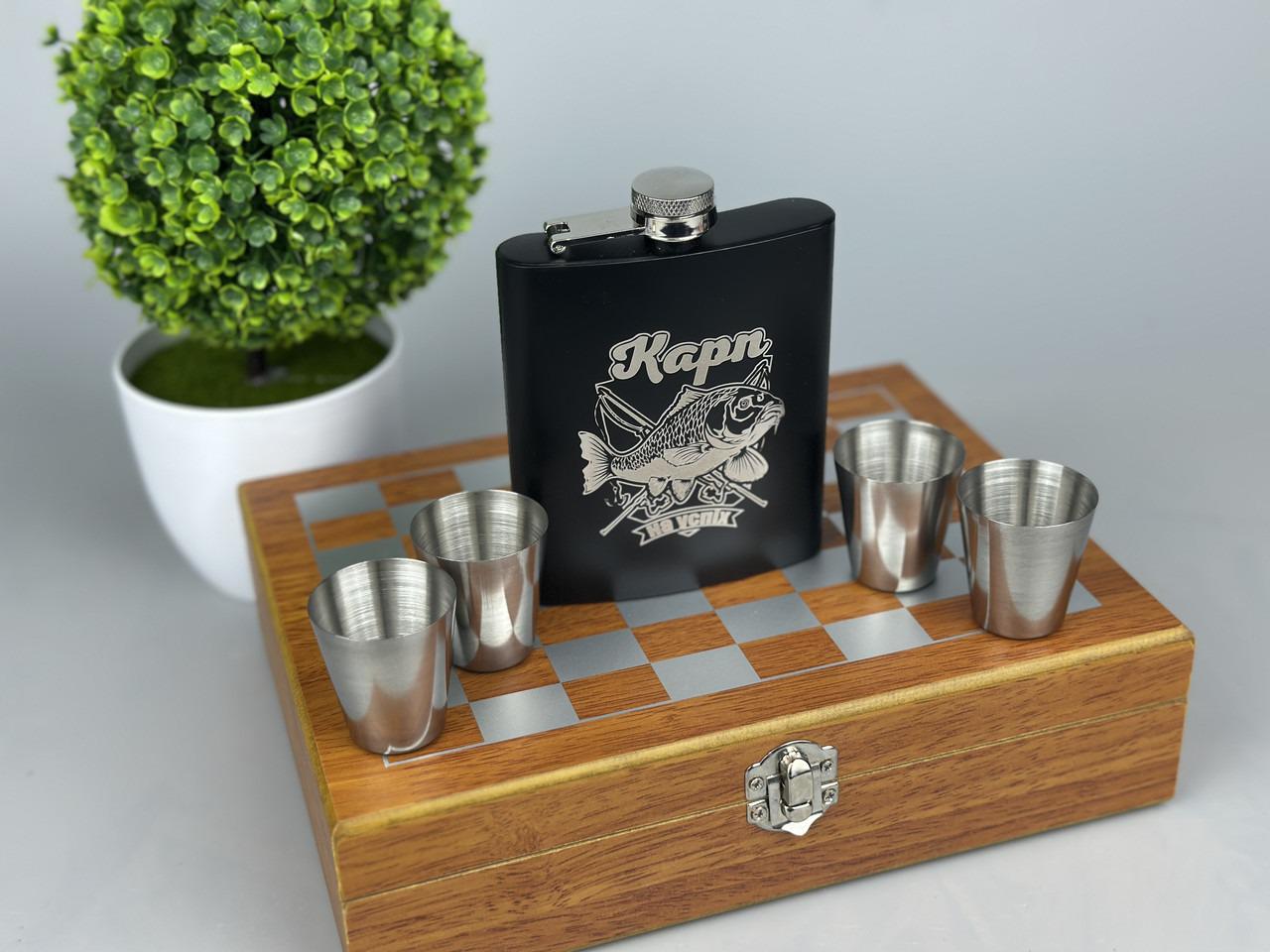 Набор шахматы и фляга Карп из нержавейки фляга/рюмки 265 мл (61136 R8)