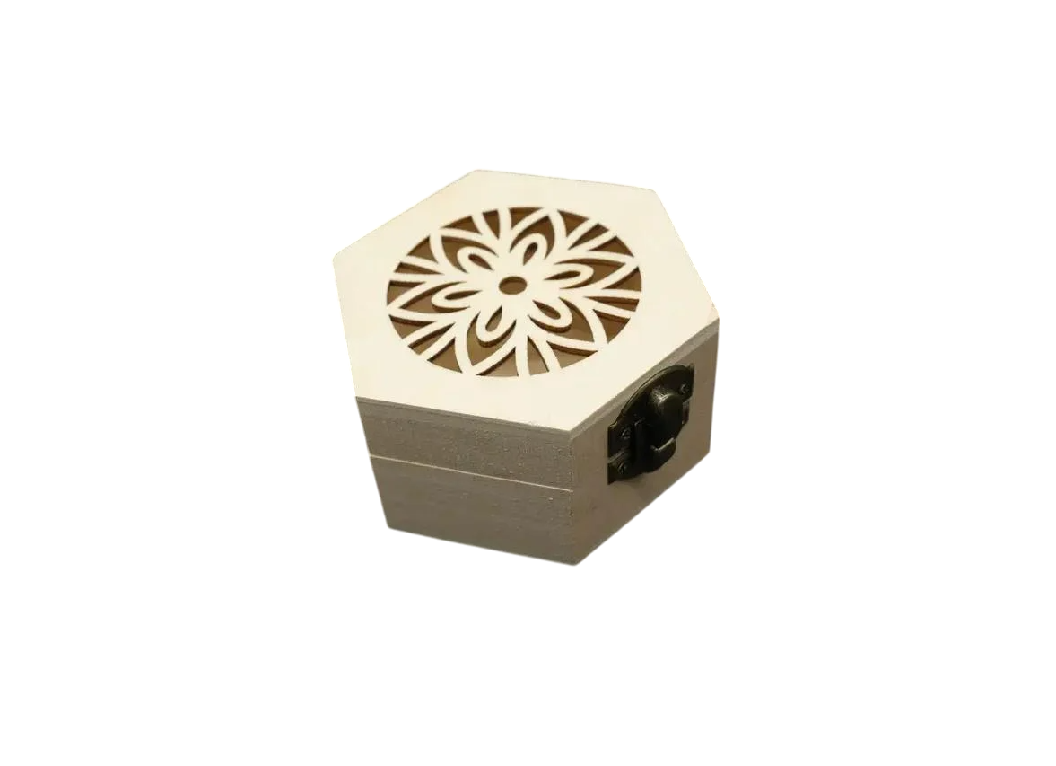 Шкатулка деревянная с перфорацией под декупаж и роспись с замком и петлями 8,5х8,5х5 см (PK-12-3)