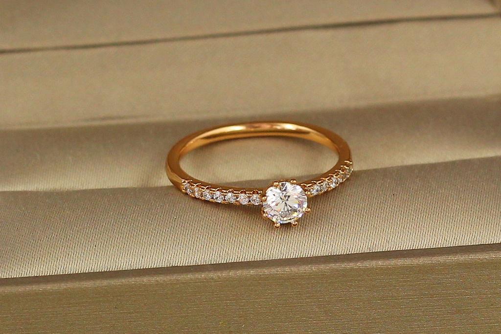 Кольцо Xuping Jewelry тонкое с камнями по бокам р. 20 Золотистый (1747903191)
