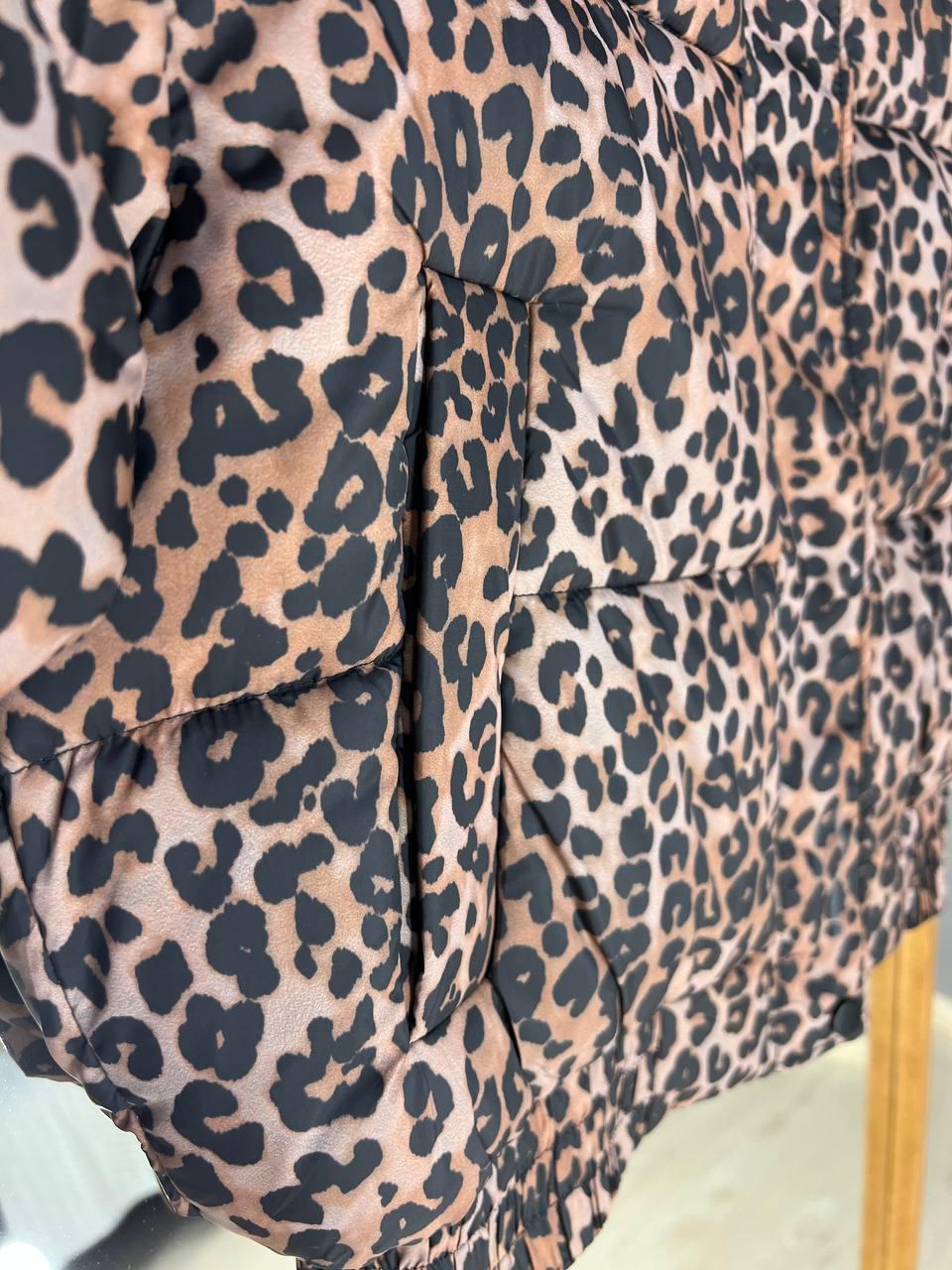 Куртка женская Lady Yep 9006 короткая с капюшоном леопардовый принт на резинке демисезонная р. 46 Коричневый (3277) - фото 8 Куртка женская Lady Yep 9006 короткая с капюшоном леопардовый принт на резинке демисезонная р. 46 Коричневый (3277) - фото 8