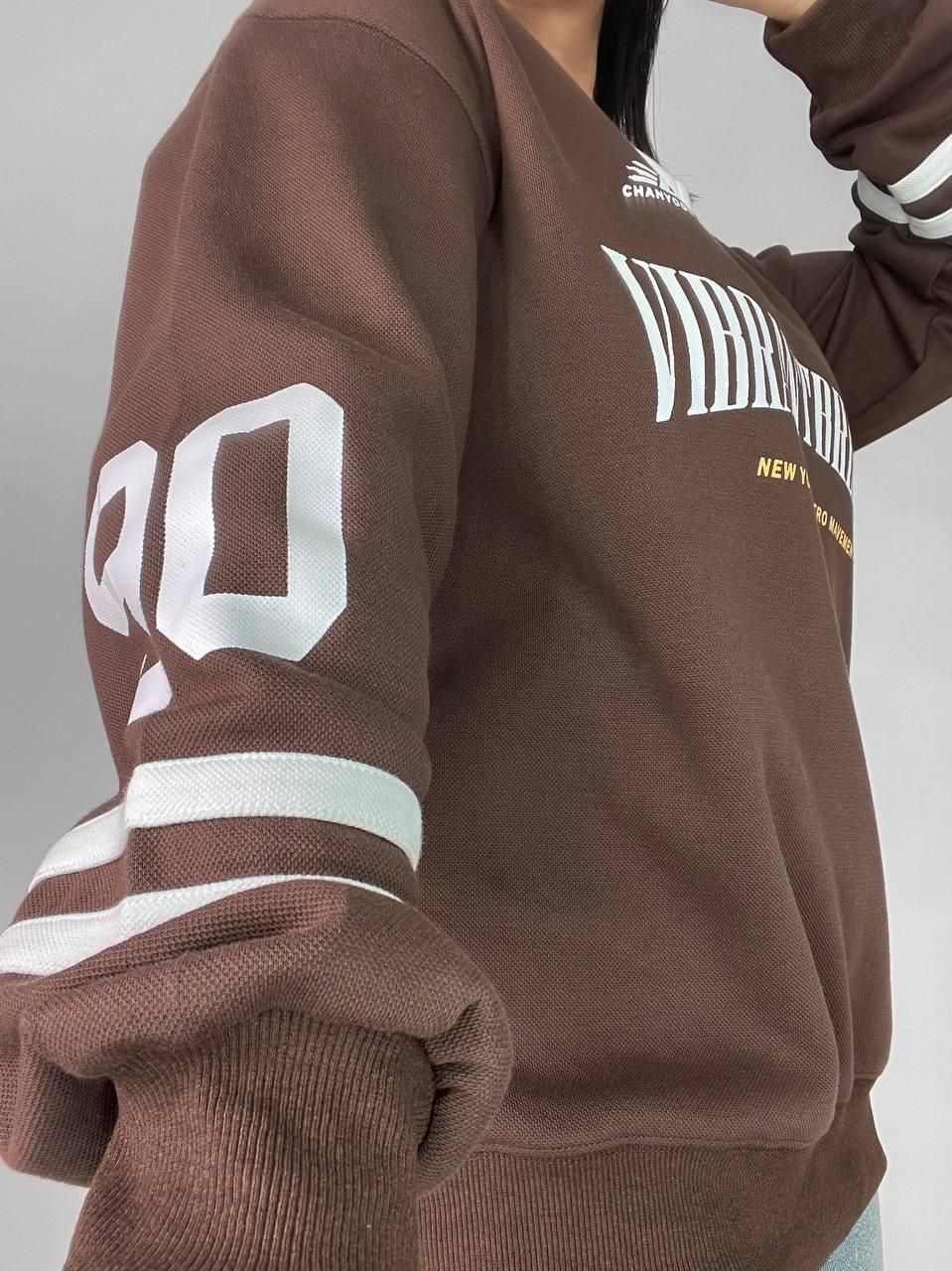 Свитшот женский A-N 25047 оверсайз вырез поло с надписью впереди OS Коричневый (3730) - фото 3 Свитшот женский A-N 25047 оверсайз вырез поло с надписью впереди OS Коричневый (3730) - фото 3