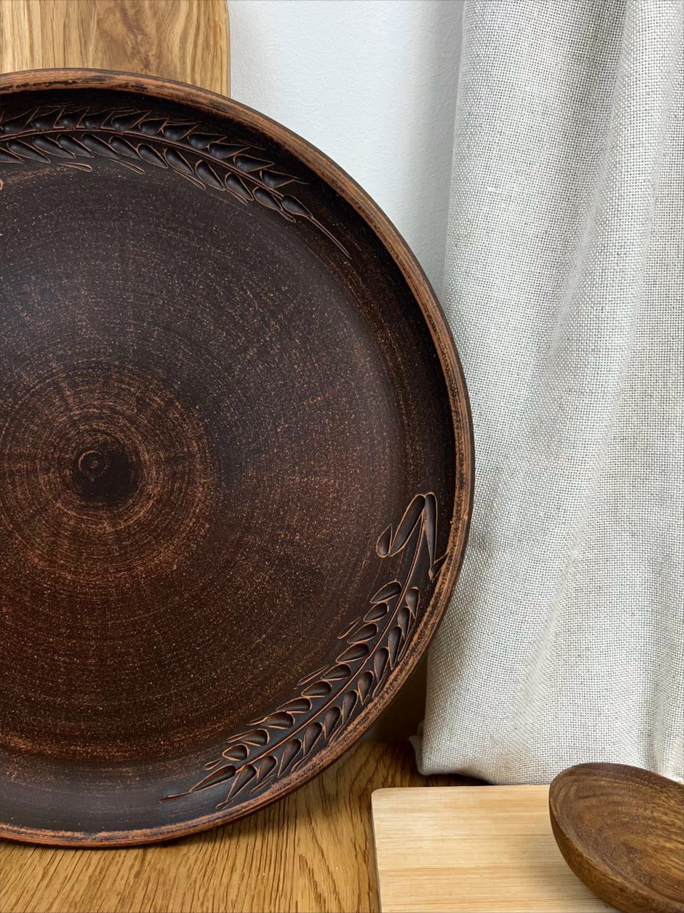 Блюдо для піци керамічне глиняне різьблене колосок 30 см (3002-10) - фото 5 Блюдо для піци керамічне глиняне різьблене колосок 30 см (3002-10) - фото 5