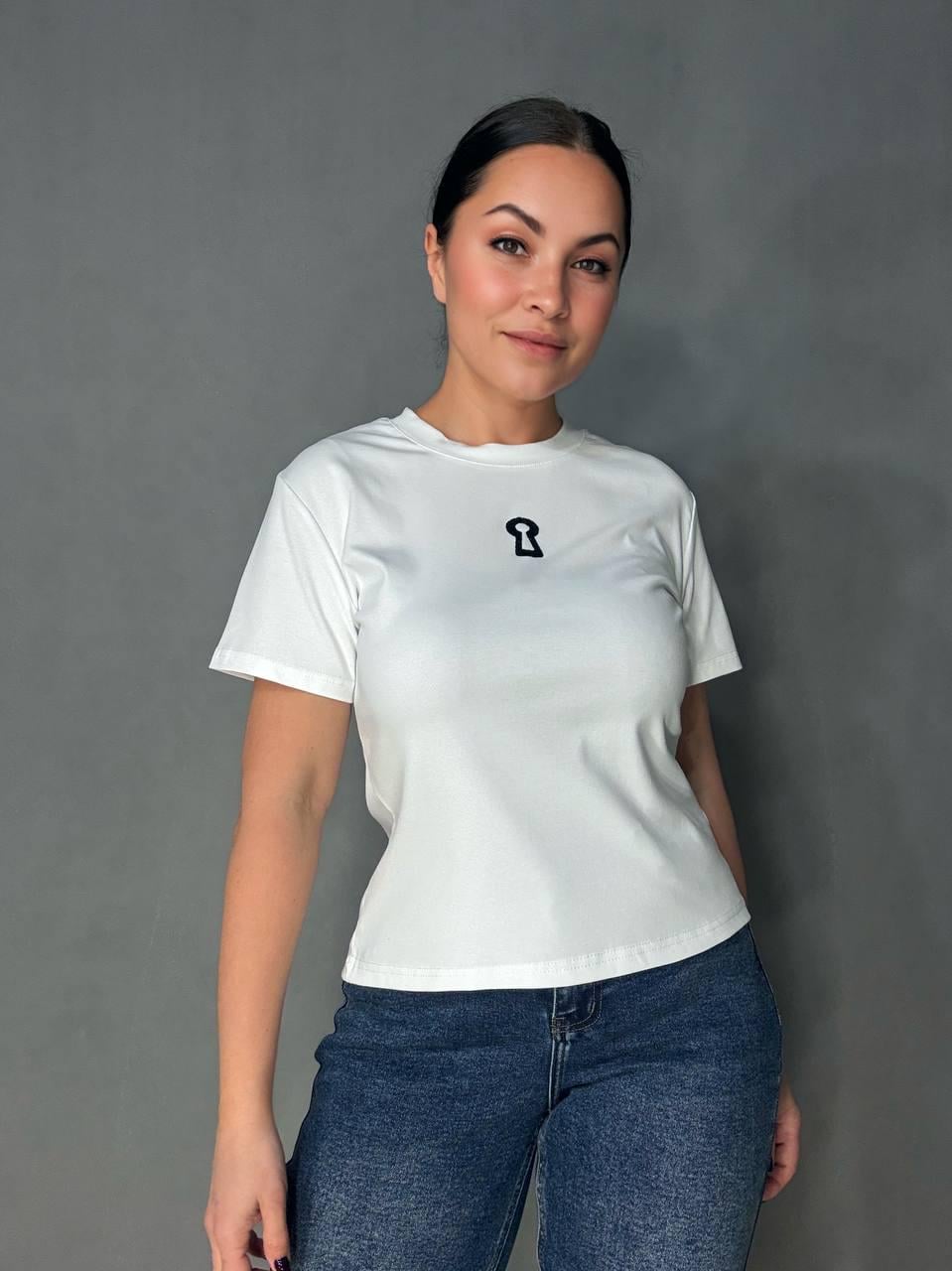 Футболка женская A-N 911-21 с аппликацией камешков силуэт замка базовая OS Белый (6435)