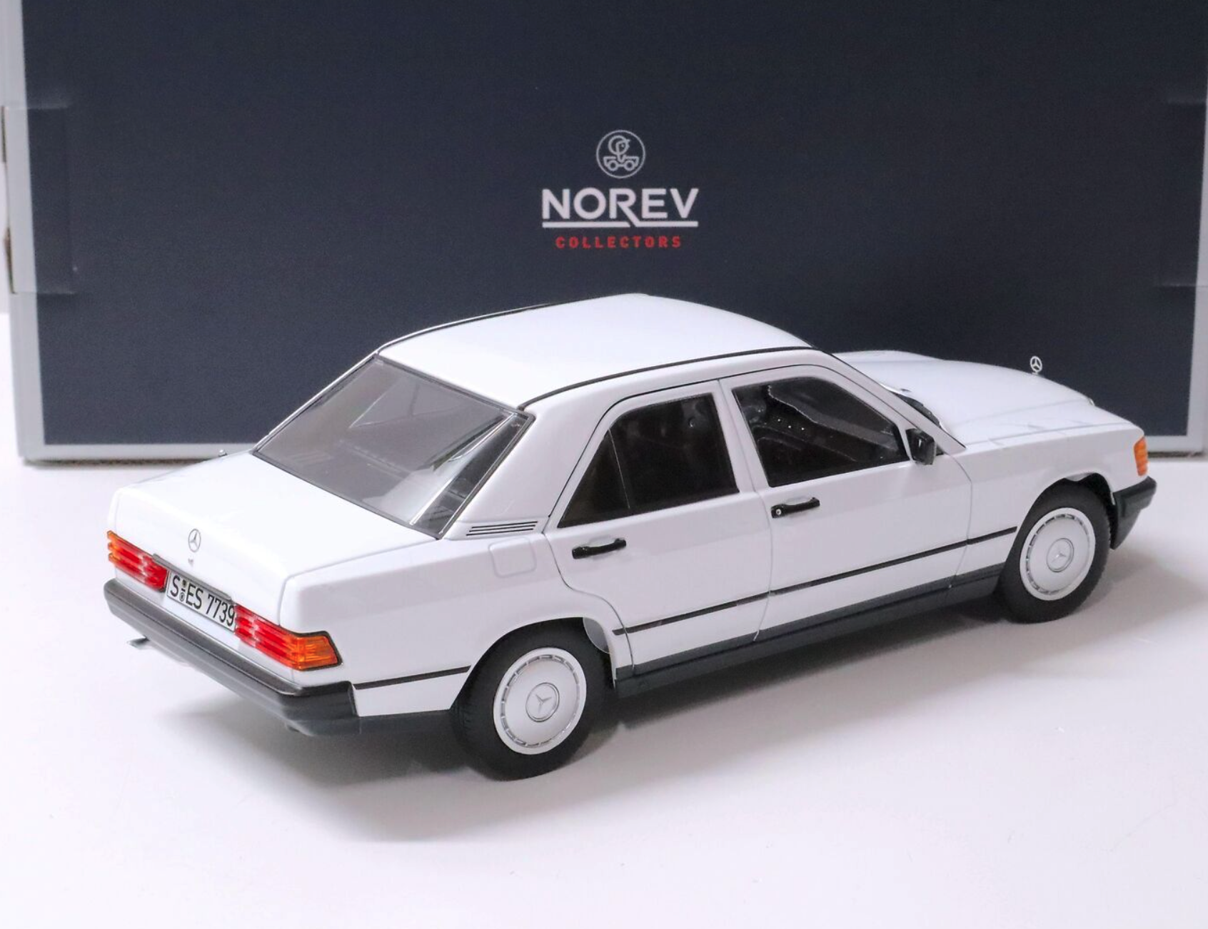 Модель автомобиля 1:18 Norev Mercedes-Benz 190E W201 White (183820) - фото 5 Модель автомобиля 1:18 Norev Mercedes-Benz 190E W201 White (183820) - фото 5