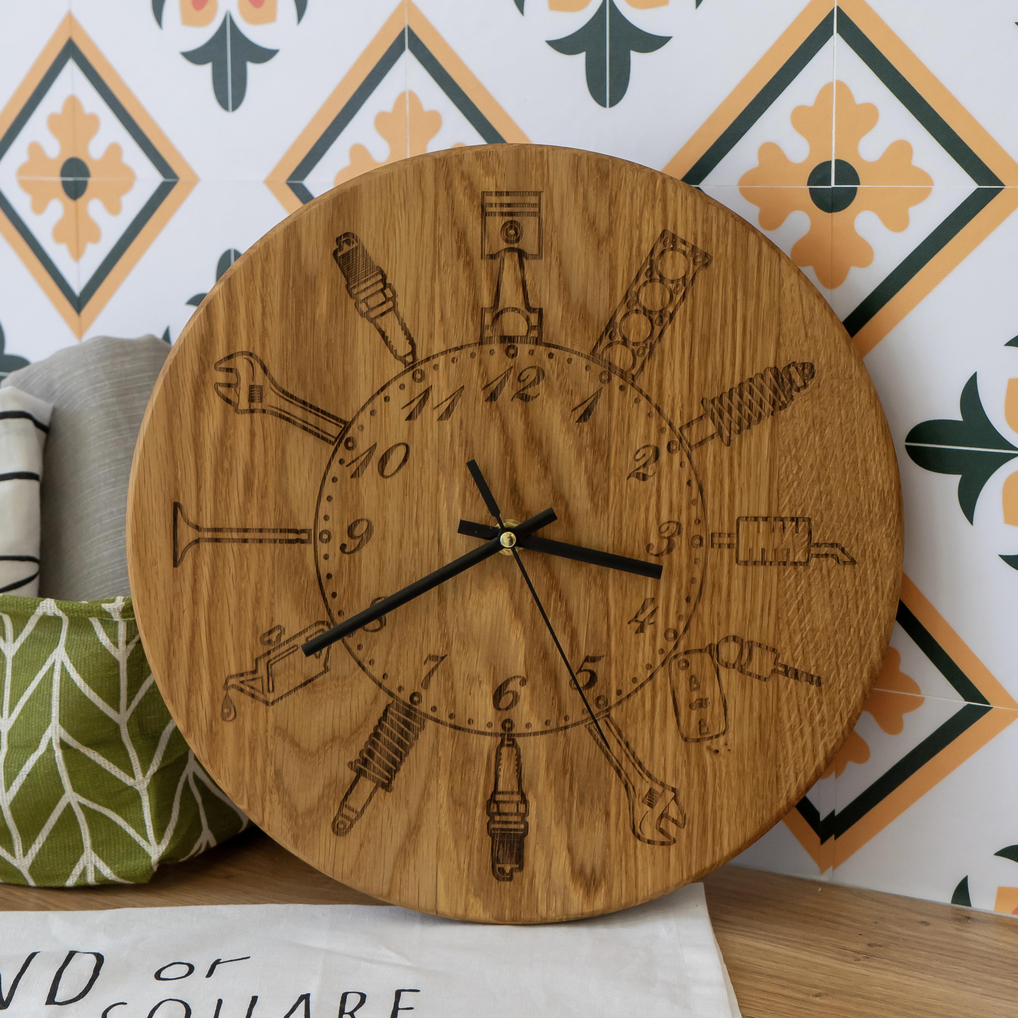 Часы настенные из дерева Master с гравировкой