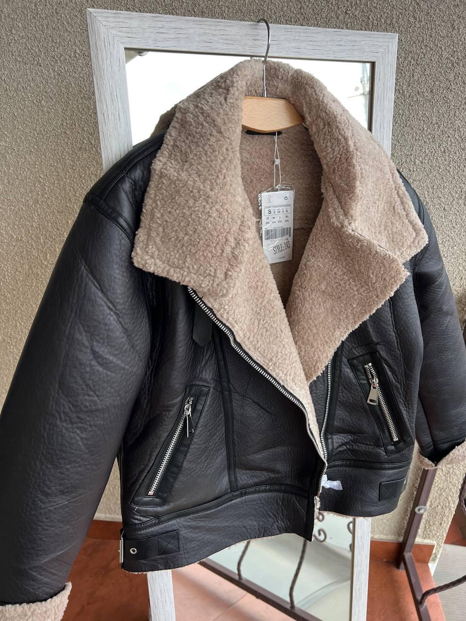 Дубленка женская Aftf Basic 243 средней длины из экокожи на молнии с мехом S Черный (3293) - фото 2 Дубленка женская Aftf Basic 243 средней длины из экокожи на молнии с мехом S Черный (3293) - фото 2