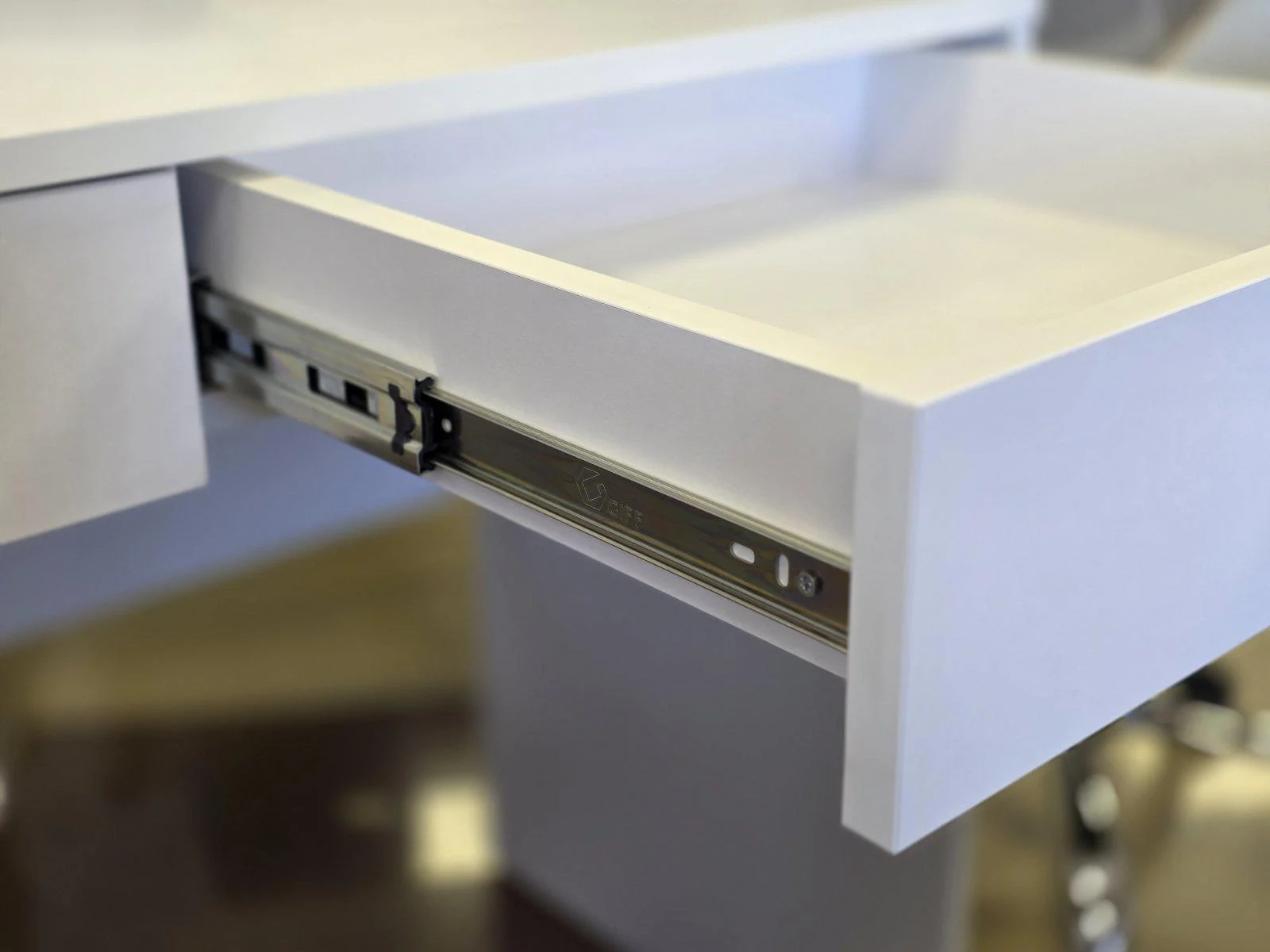 Стіл письмовий/комп'ютерний Intarsio YOUNG 100х50 см Білий (YOUNG_B) - фото 4 Стіл письмовий/комп'ютерний Intarsio YOUNG 100х50 см Білий (YOUNG_B) - фото 4