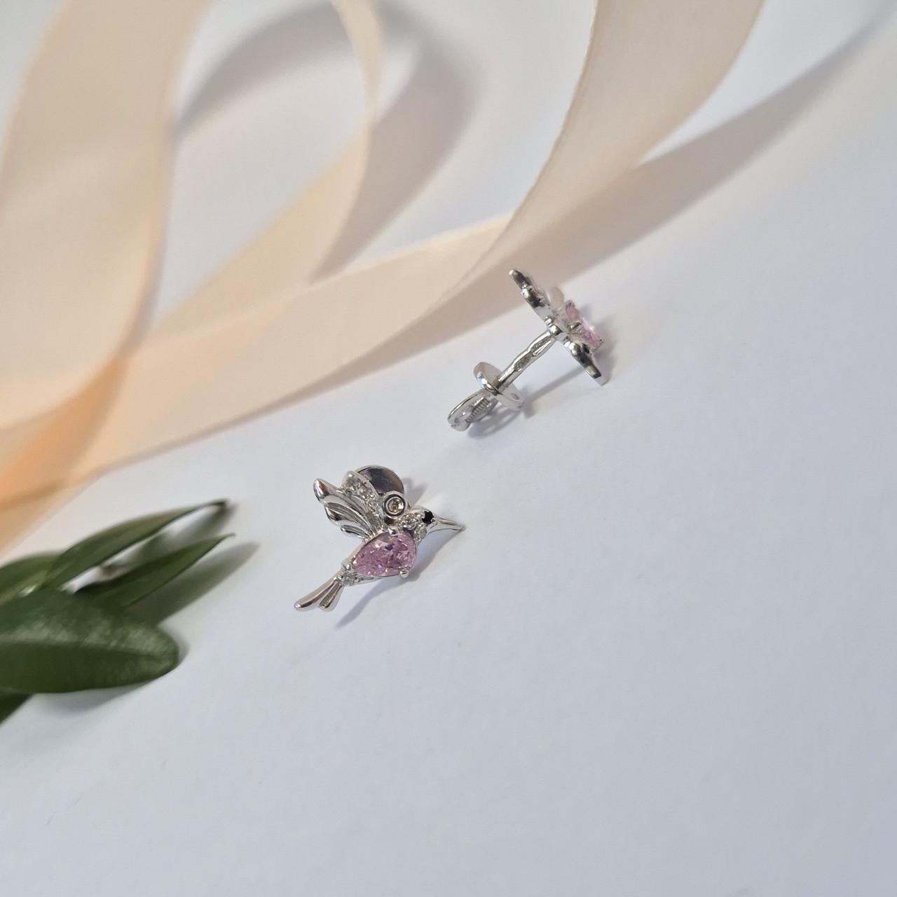 Серьги гвоздики на закрутках птичка с розовыми камнями серебро 925 пробы родированное 1,70 г (5000134р)