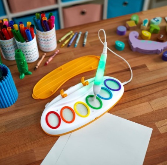 Станція малювання без бруду для малюків Crayola Color Wonder Magic Light Brush 6 фарб (F5S23) - фото 4 Станція малювання без бруду для малюків Crayola Color Wonder Magic Light Brush 6 фарб (F5S23) - фото 4