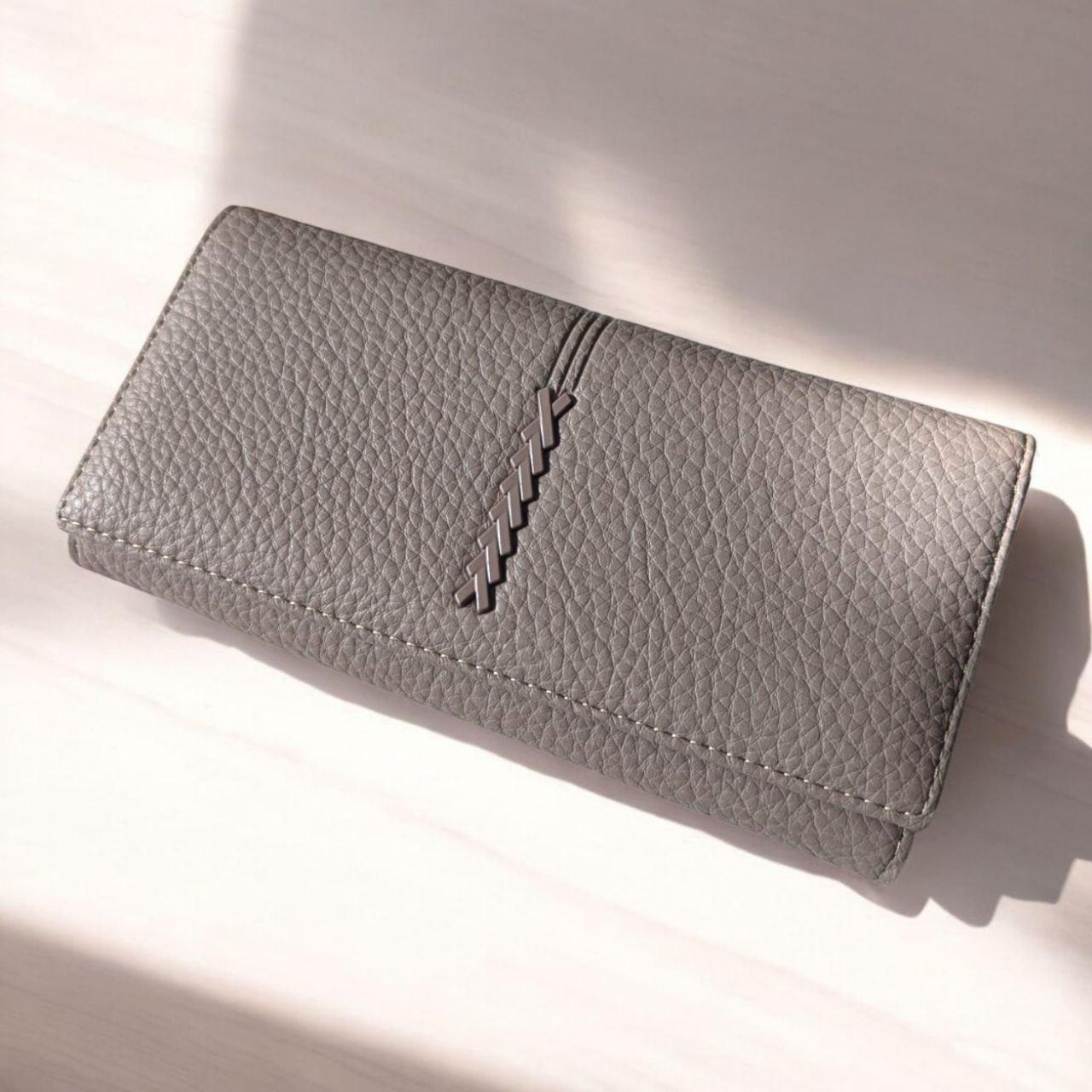 Гаманець жіночий великий на магніті із зовнішнім відділенням для монет Saralyn 19х10 см Бежевий (2-82A) Гаманець жіночий великий на магніті із зовнішнім відділенням для монет Saralyn 19х10 см Бежевий (2-82A)