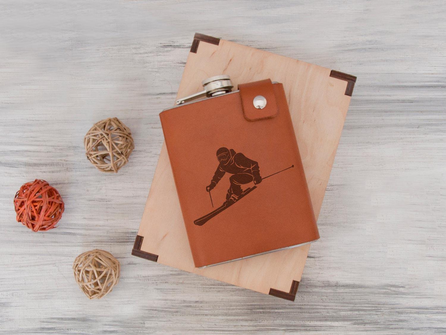 Фляга WoodPresentStudio с принтом лыжника в коричневом кожаном чехле в деревянной коробке 240 мл