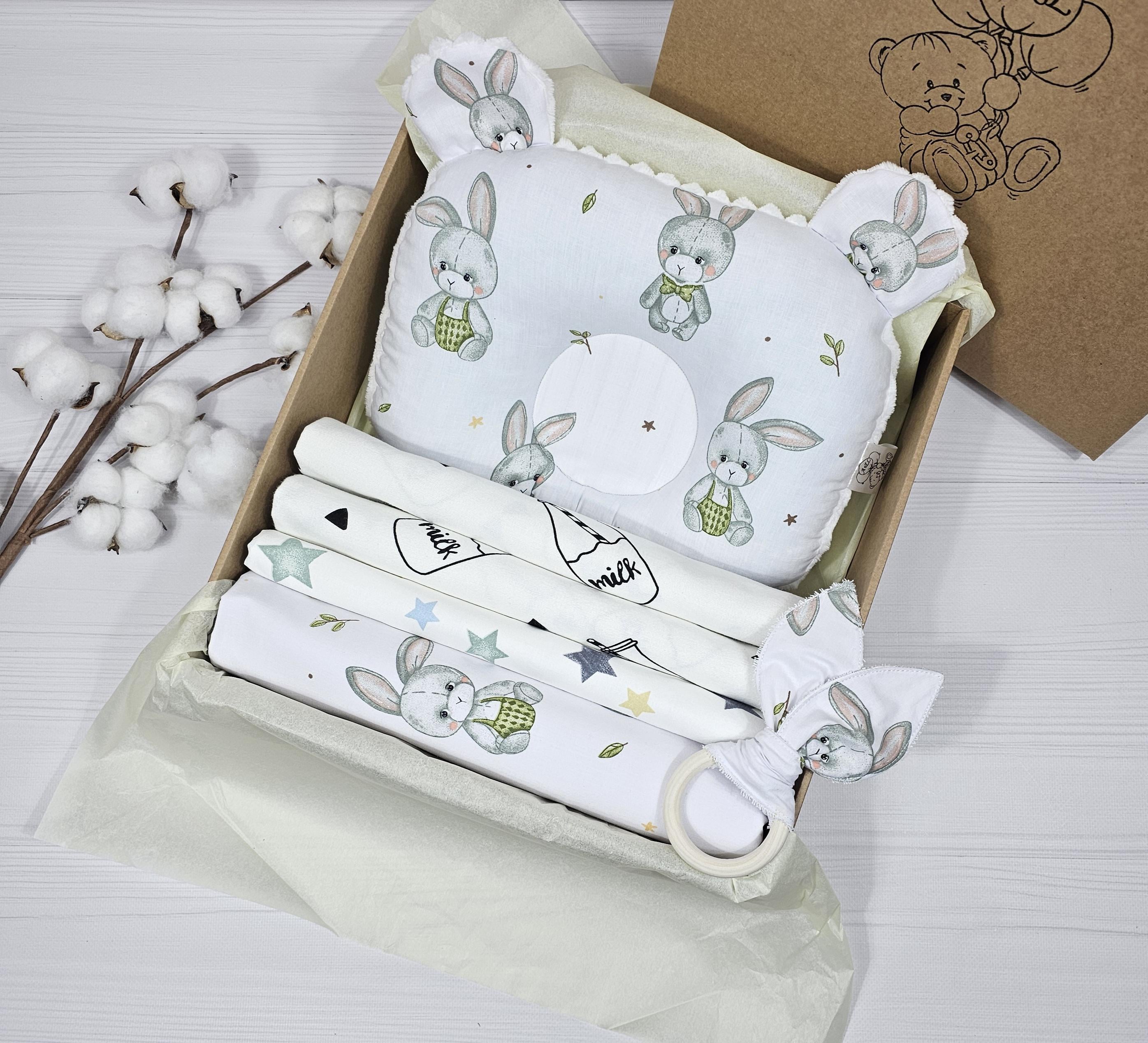 Подарунковий набір для немовлят a.l.babybox Зайчикова казка з пелюшками та подушкою (29388815)