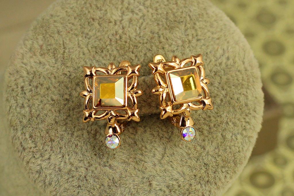 Сережки Xuping Jewelry Глорія з каменем шампанське Сваровські 1,8 см Золотистий