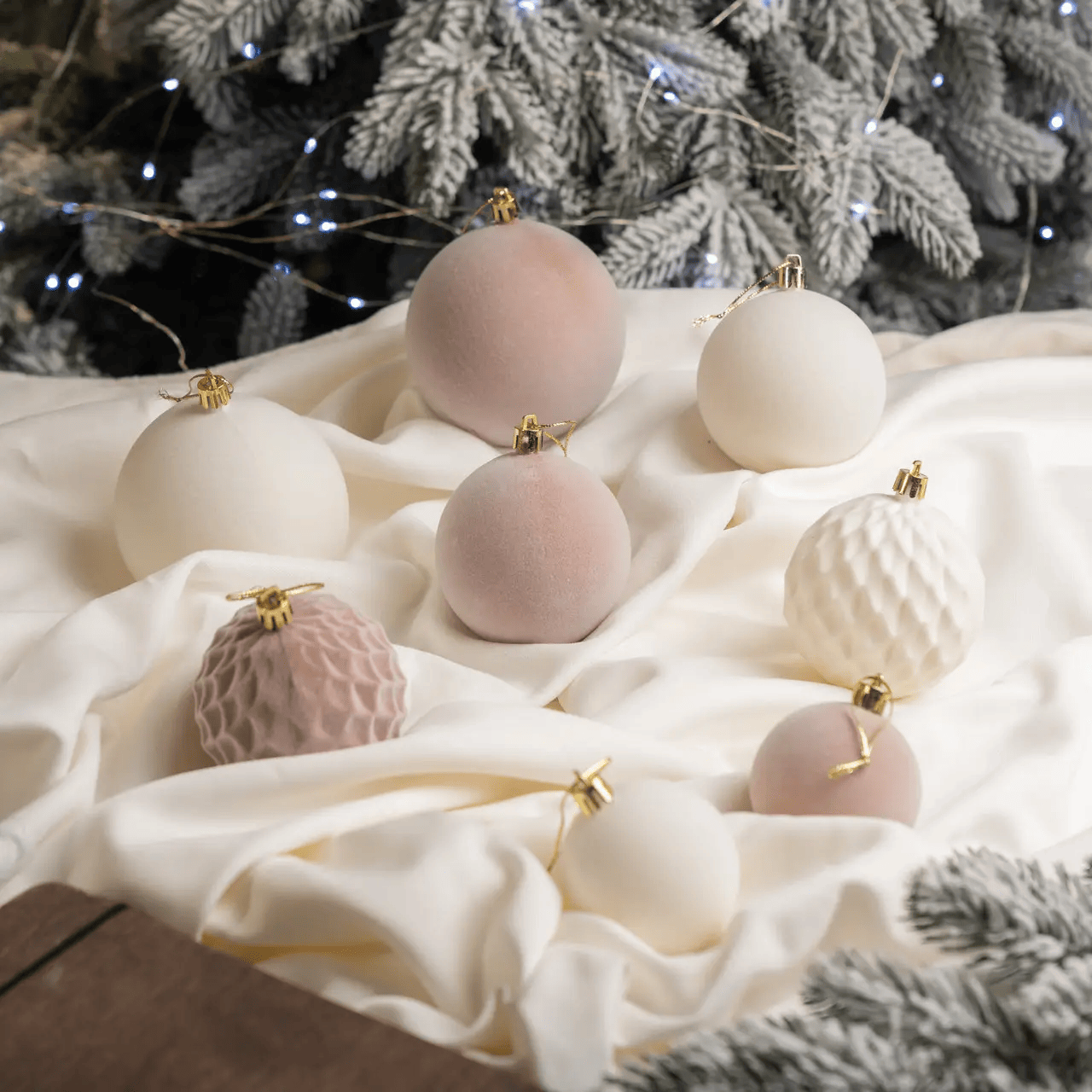 Набор шаров новогодних Бархат 40 шт. Бежевый (Бархат беж) - фото 3 Набор шаров новогодних Бархат 40 шт. Бежевый (Бархат беж) - фото 3