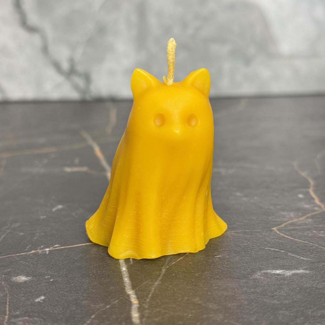 Свічка фігурна з бджолиного воску Котик привид мінімалістична ручної роботи 60х50 мм