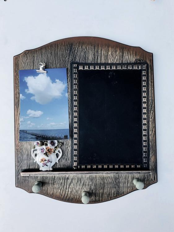 Ключница настенная с доской для заметок и зажимом под фото (123628) Ключница настенная с доской для заметок и зажимом под фото (123628)