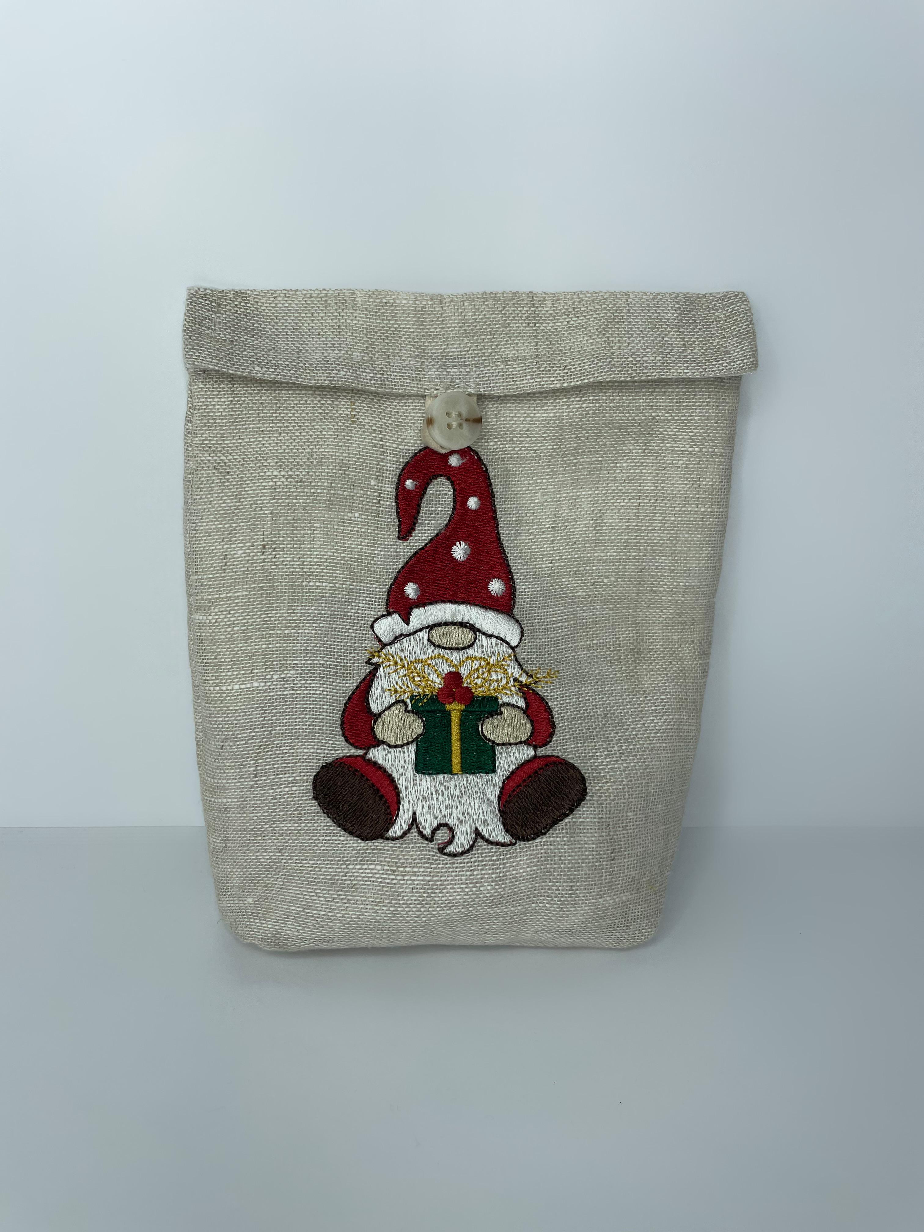 Подарочный мешочек с вышивкой Гном с подарком 15х20 см (30836281)