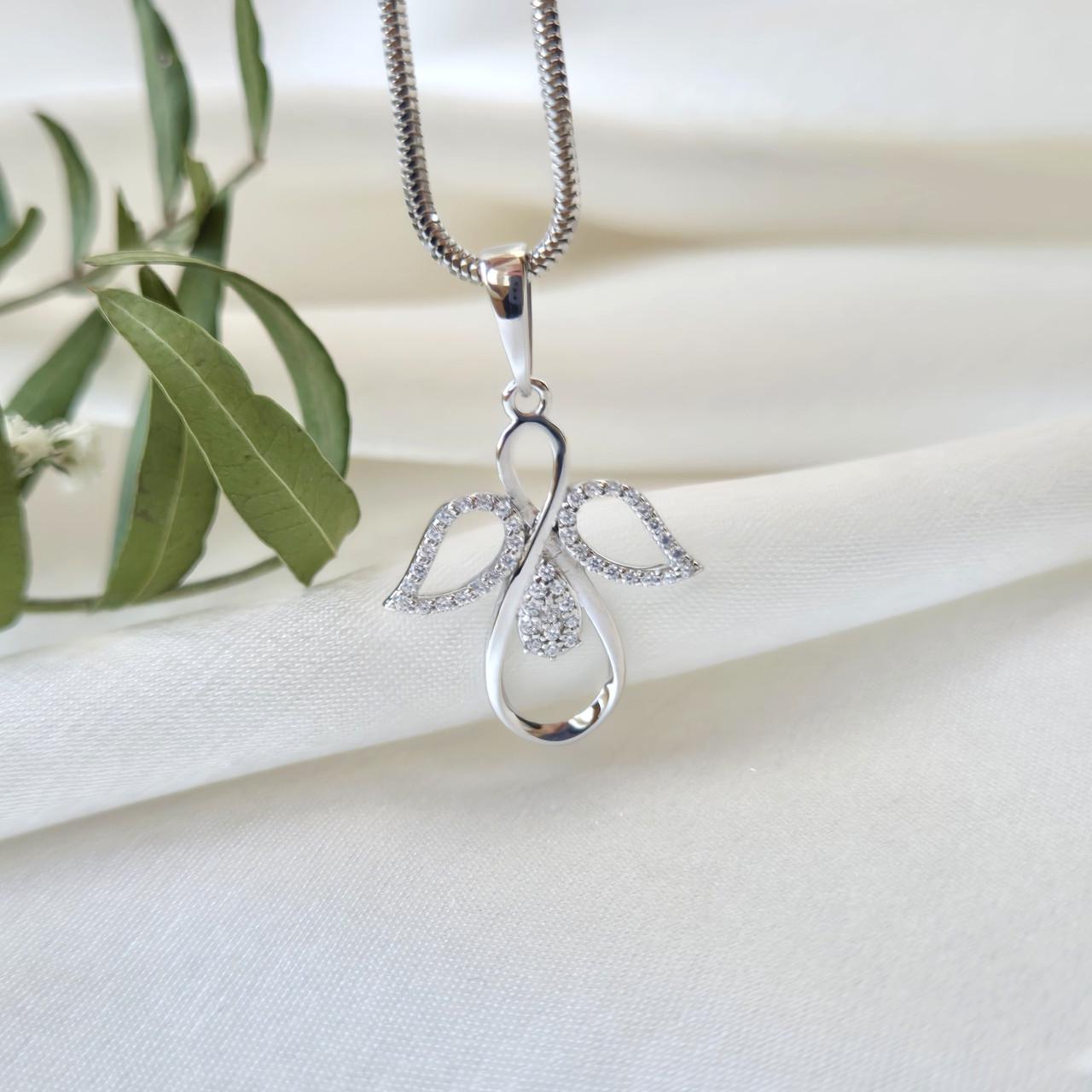 Подвеска кулон ангел в белых камнях серебро 925 пробы родированное 1,33 г (лк0297р)