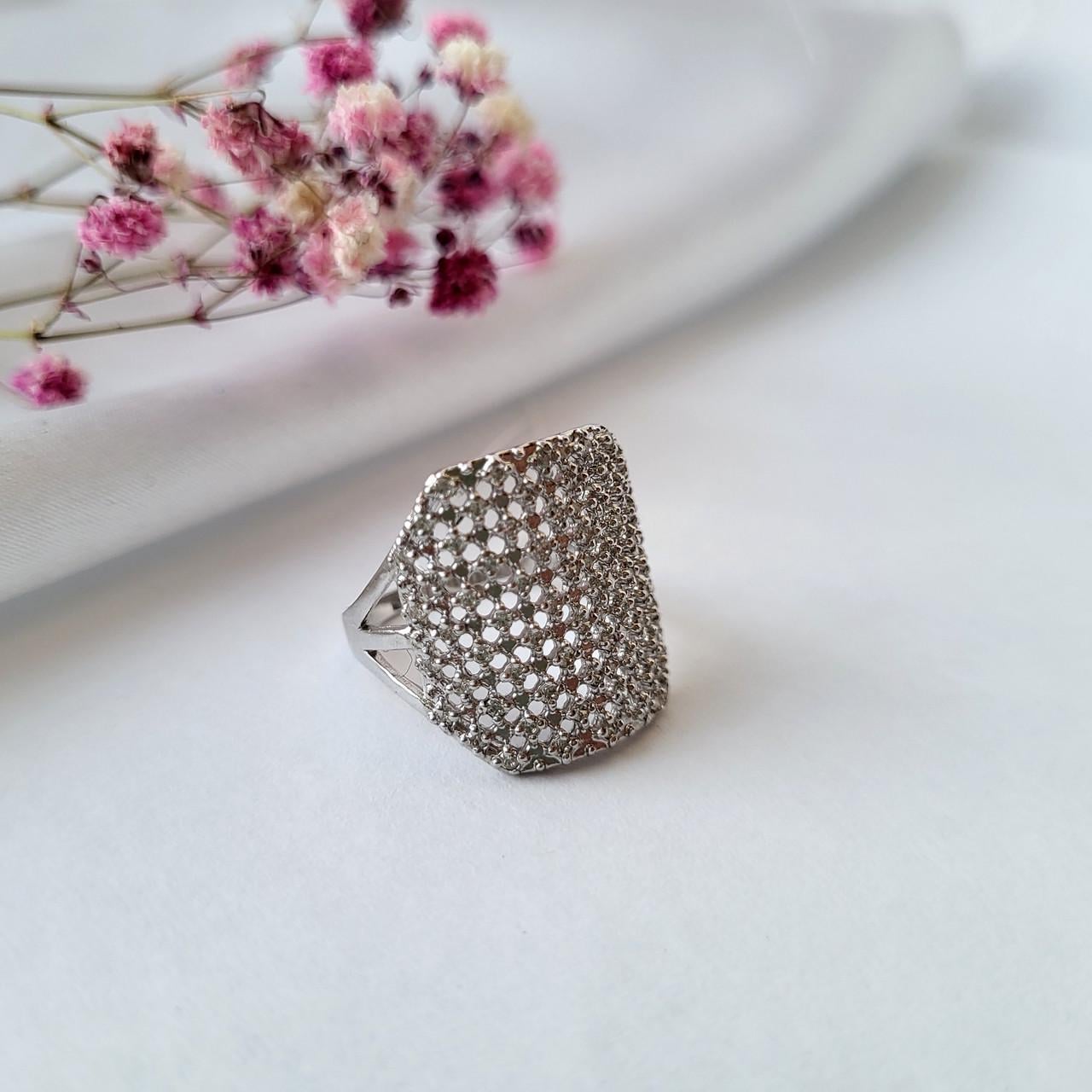 Кольцо серебряное широкое женское в белых камнях р. 20 925 пробы 4,30 г (4296р)
