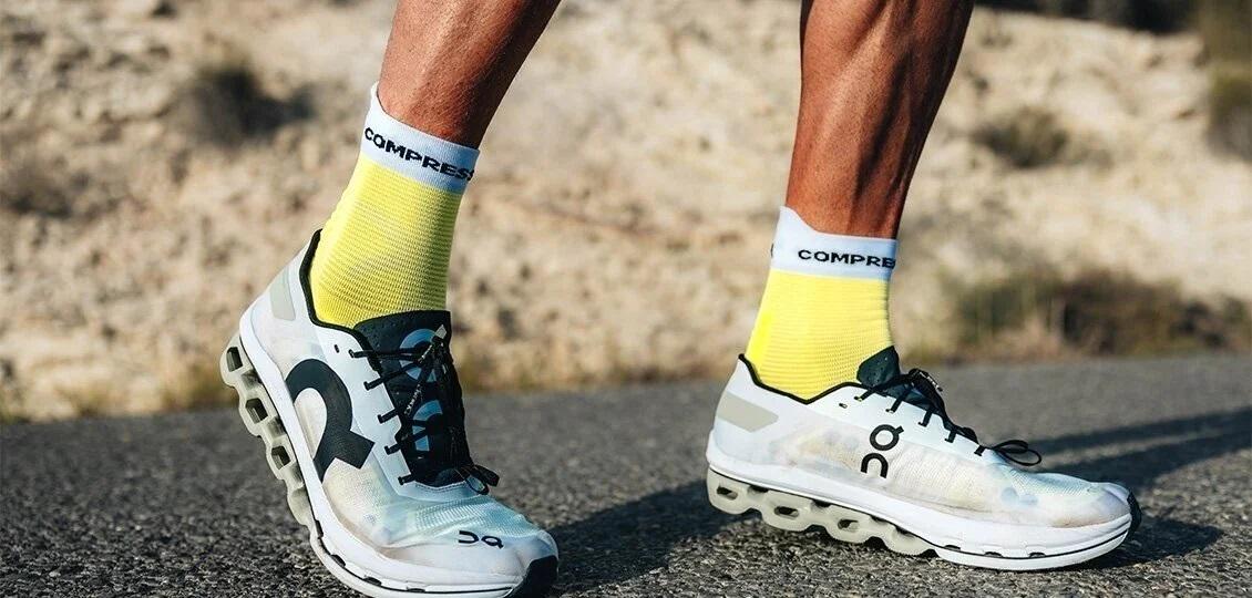 Носки Compressport Pro Racing Socks V4.0 Run High T2 Safe Yellow/White - фото 3