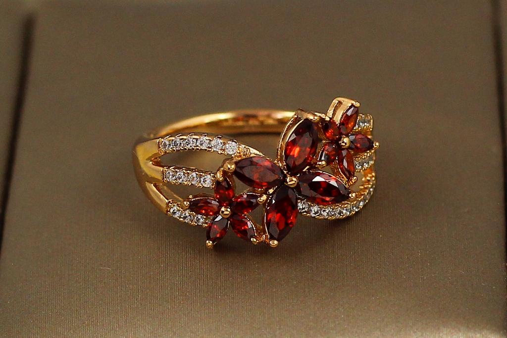 Кольцо Xuping Jewelry Цветущий сад с красными камнями р. 16 Золотистый