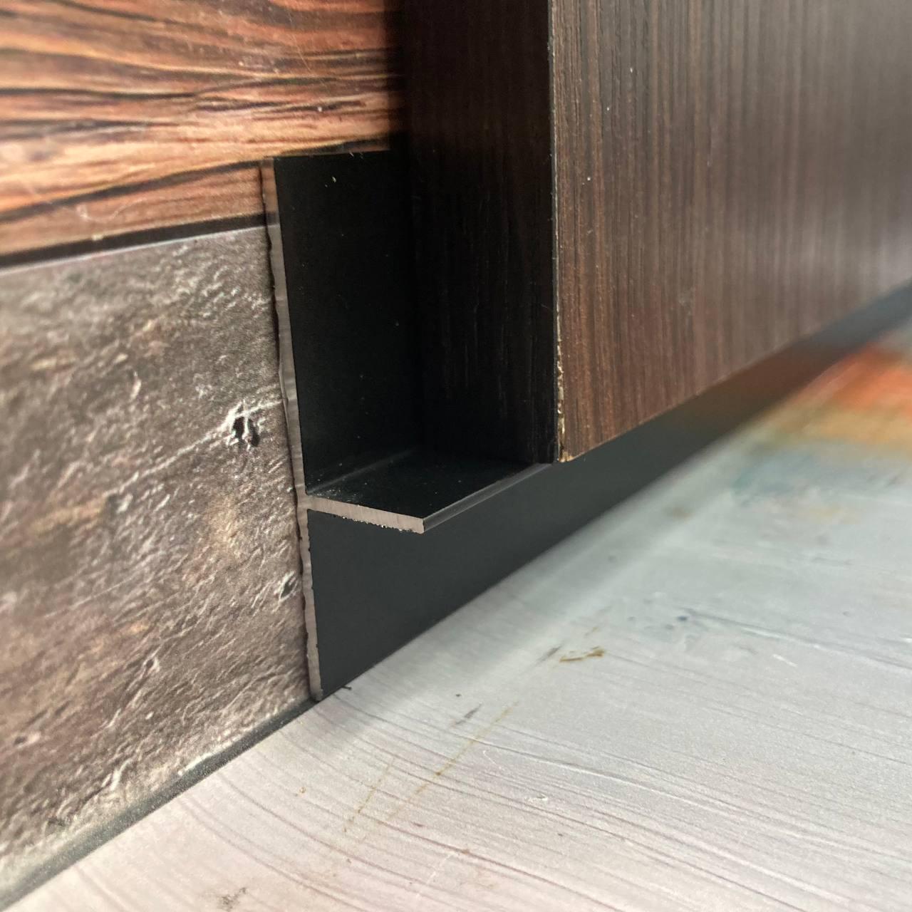 Плинтус универсальный встраиваемый под гипсокартон Профіль Центр Best Deal 2У/30х20 мм эффект парящей стены 2,5 м Черный матовый (5БД2У3020255) - фото 5 Плинтус универсальный встраиваемый под гипсокартон Профіль Центр Best Deal 2У/30х20 мм эффект парящей стены 2,5 м Черный матовый (5БД2У3020255) - фото 5