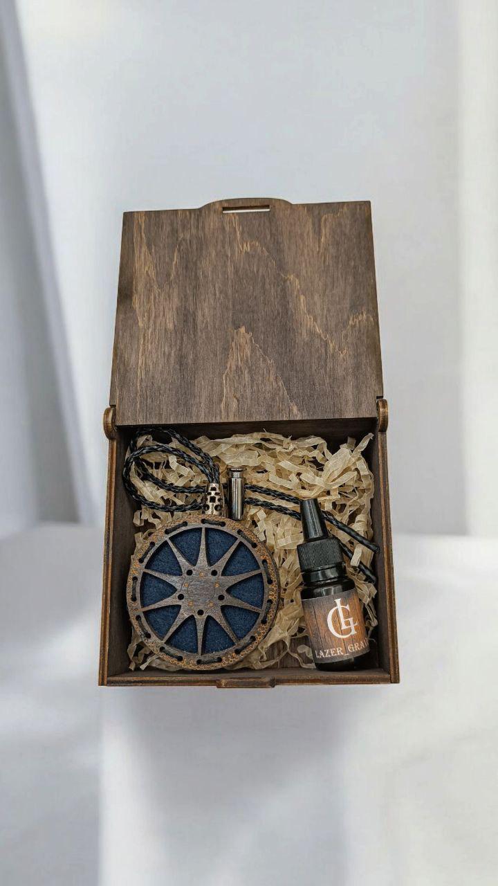 Ароматизатор для авто многоразовый в виде колеса из дерева/войлока и аромапарфюм 10 мл в подарочной коробке (107) - фото 5 Ароматизатор для авто многоразовый в виде колеса из дерева/войлока и аромапарфюм 10 мл в подарочной коробке (107) - фото 5