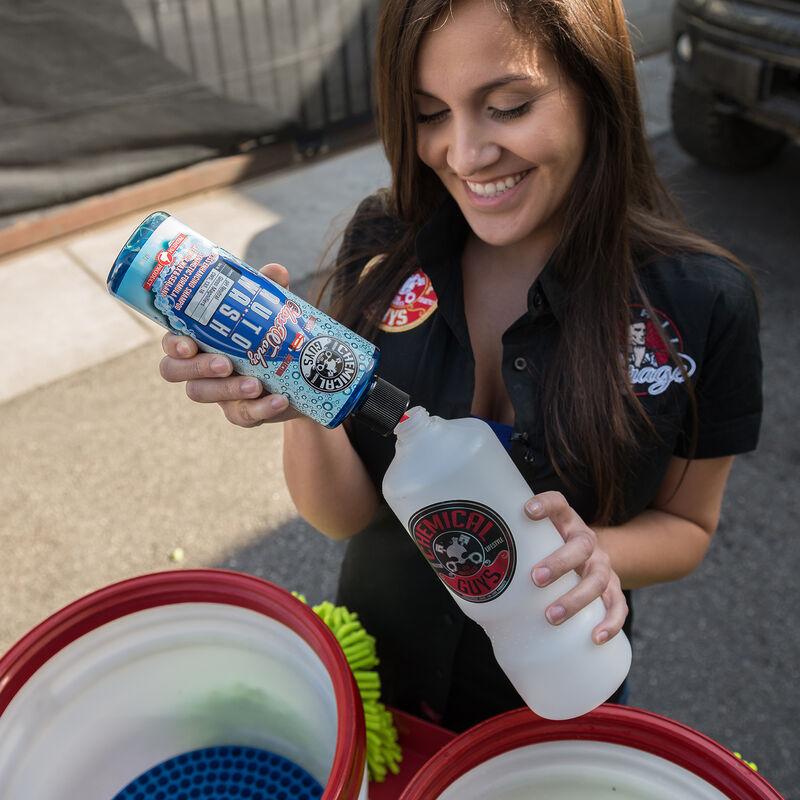 Автошампунь із підсилювачем блиску та нейтральним pH Chemical Guys GlossWorkz Auto Bath 473 мл - фото 3 Автошампунь із підсилювачем блиску та нейтральним pH Chemical Guys GlossWorkz Auto Bath 473 мл - фото 3