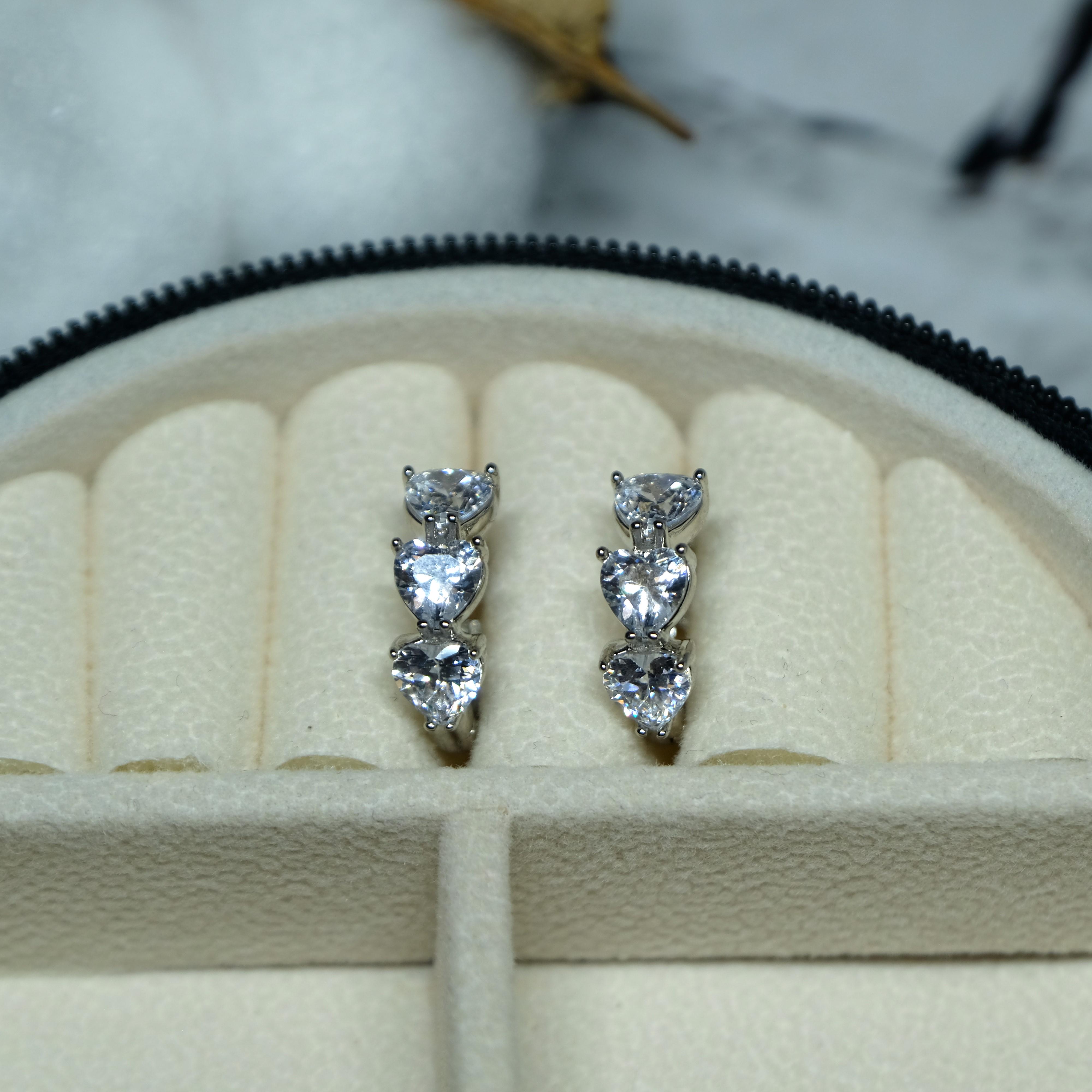 Сережки-кольца Xuping Jewerly сердечки с белым цирконом из медицинского сплава родий 14х5 мм (XCP-141) Сережки-кольца Xuping Jewerly сердечки с белым цирконом из медицинского сплава родий 14х5 мм (XCP-141)