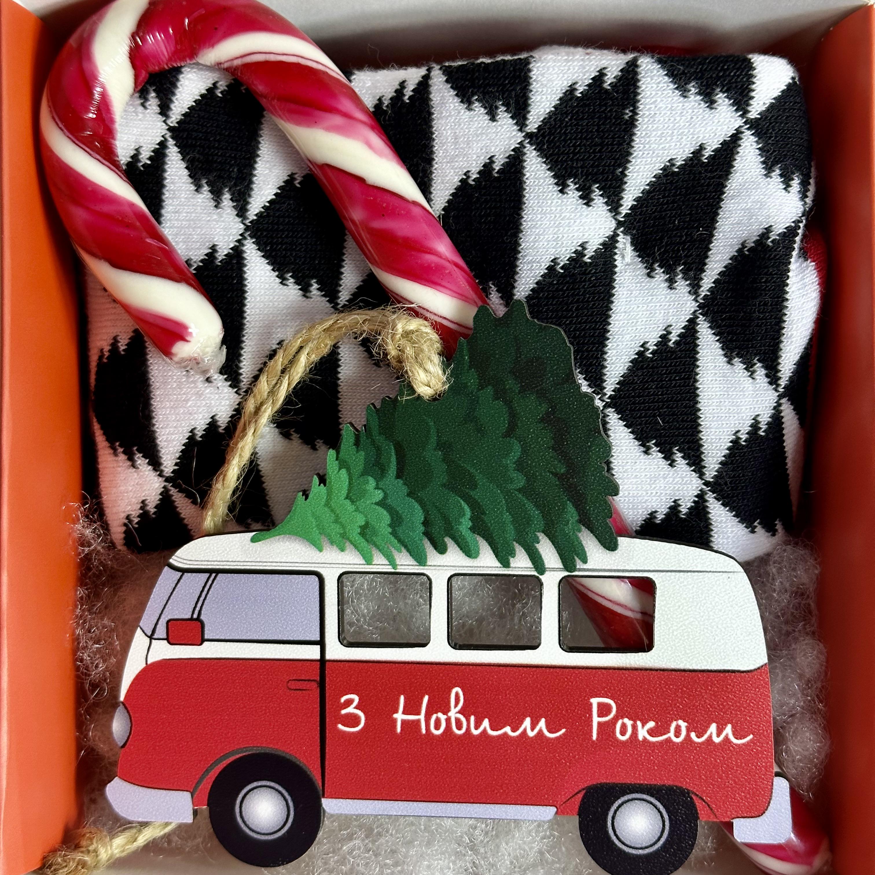 Набір подарунковий з новорічними шкарпетками та іграшкою - фото 2 Набір подарунковий з новорічними шкарпетками та іграшкою - фото 2