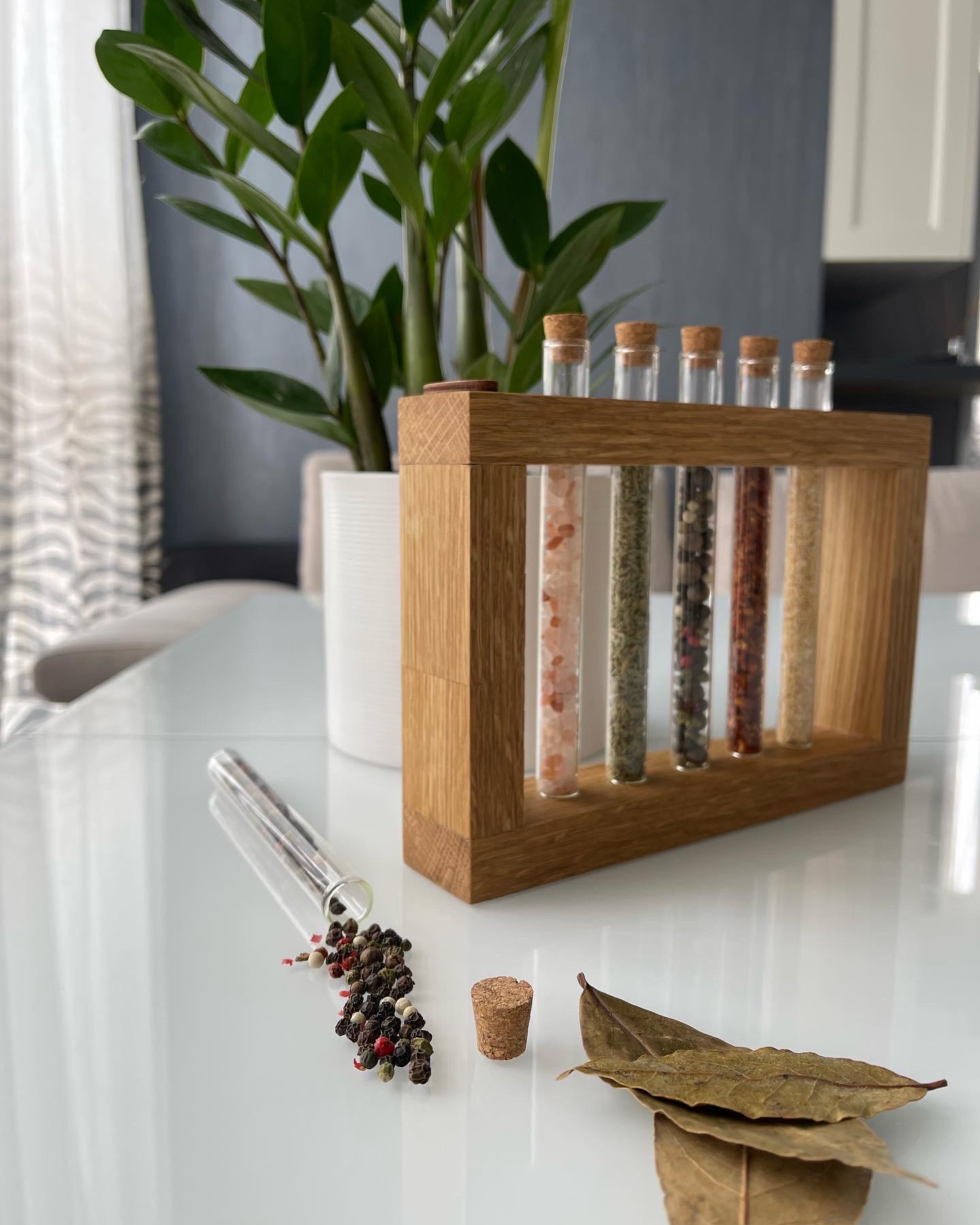 Набор емкостей для специй деревянный на подставке 5 колб 22х15х4 см (243) - фото 5 Набор емкостей для специй деревянный на подставке 5 колб 22х15х4 см (243) - фото 5