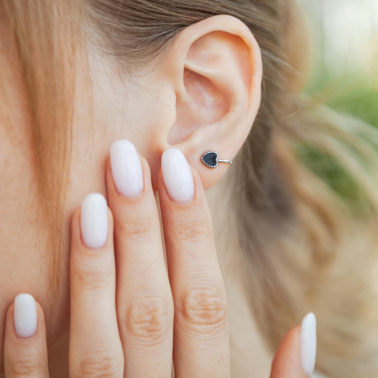 Серьги серебряные кафы в форме сердечек с черной эмалью для верхней части уха