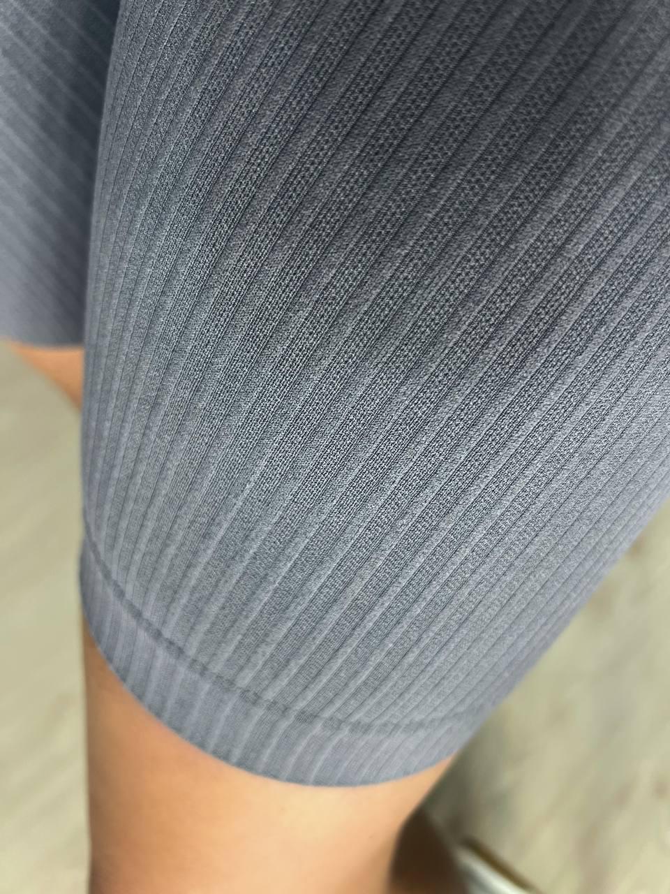 Шорти жіночі Kenalin 0412 велосипедки лосини в рубчик пуш-ап широкий пояс середня довжина OS Сірий (3937) - фото 4 Шорти жіночі Kenalin 0412 велосипедки лосини в рубчик пуш-ап широкий пояс середня довжина OS Сірий (3937) - фото 4