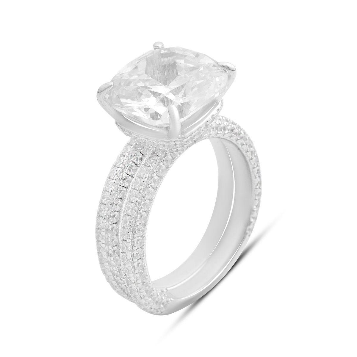 Кольцо серебряное с овальной формой вставки и фианитами р. 18