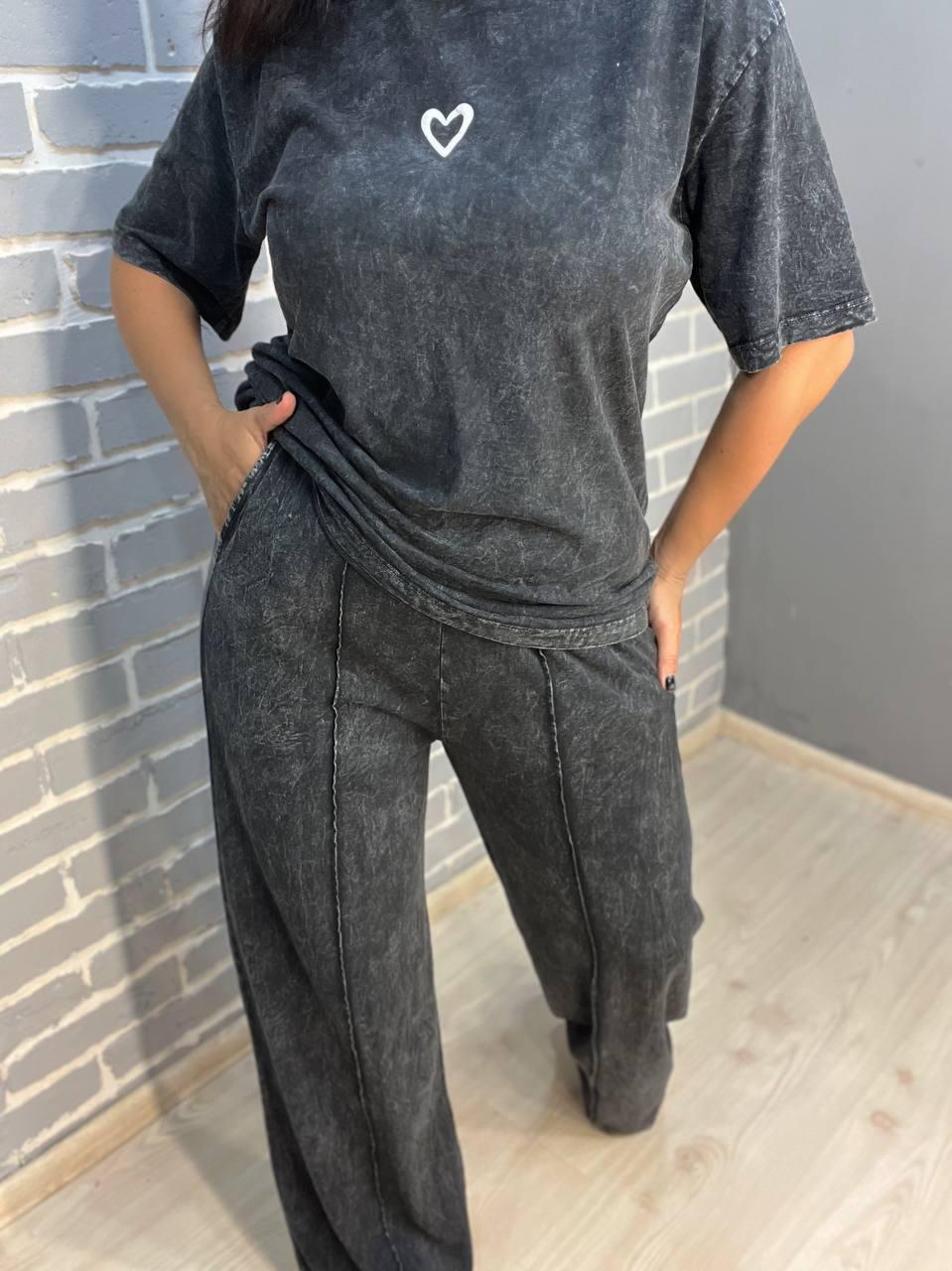 Костюм женский COAST MODA 4232 вареный тай-дай брюки палаццо с футболкой сердце M Графитовый (2470) - фото 7 Костюм женский COAST MODA 4232 вареный тай-дай брюки палаццо с футболкой сердце M Графитовый (2470) - фото 7