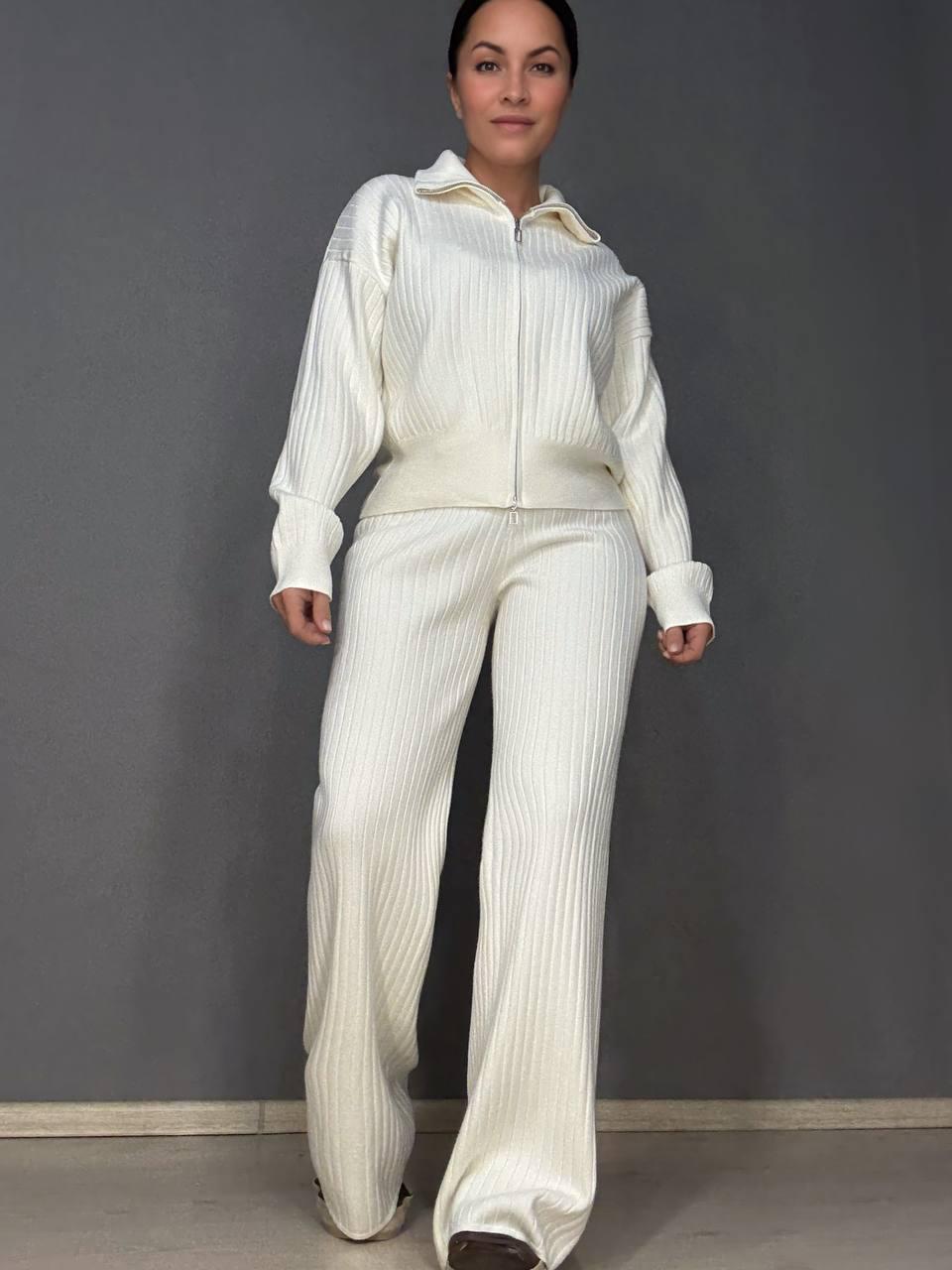 Костюм женский Joy One 376 вязаный в рубчик с кофтой на молнии и брюками палаццо OS Молочный (5601) - фото 8 Костюм женский Joy One 376 вязаный в рубчик с кофтой на молнии и брюками палаццо OS Молочный (5601) - фото 8