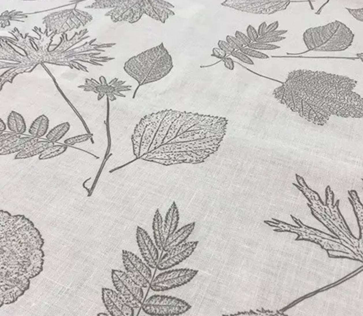 Ткань Linen Plus 100% лен с листьями 220 см 376/1 Молочный - фото 2 Ткань Linen Plus 100% лен с листьями 220 см 376/1 Молочный - фото 2