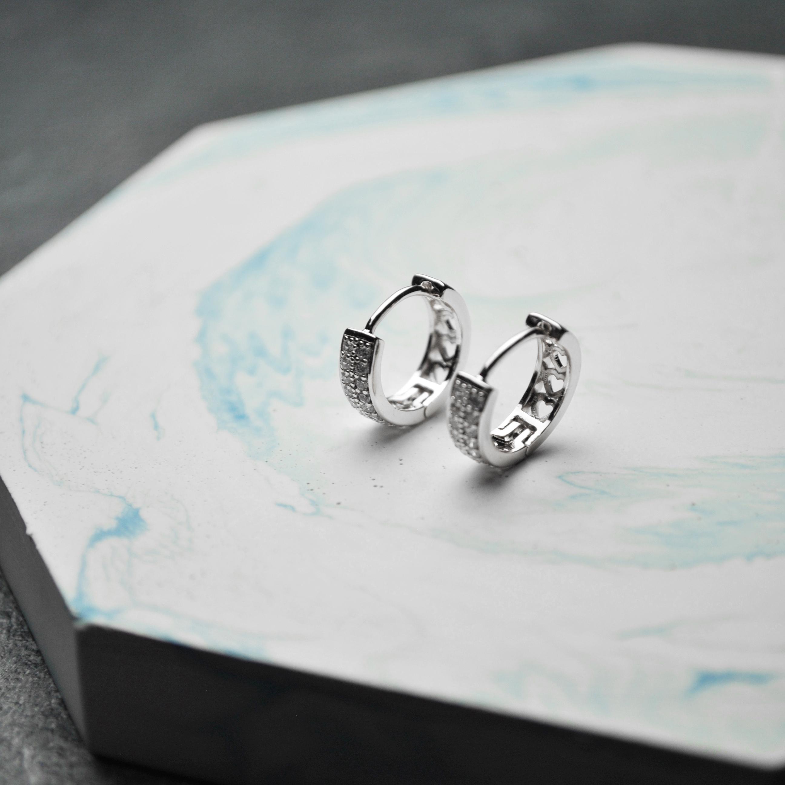 Серьги кольца с фианитами медицинская сталь родий (x171-1) Серьги кольца с фианитами медицинская сталь родий (x171-1)