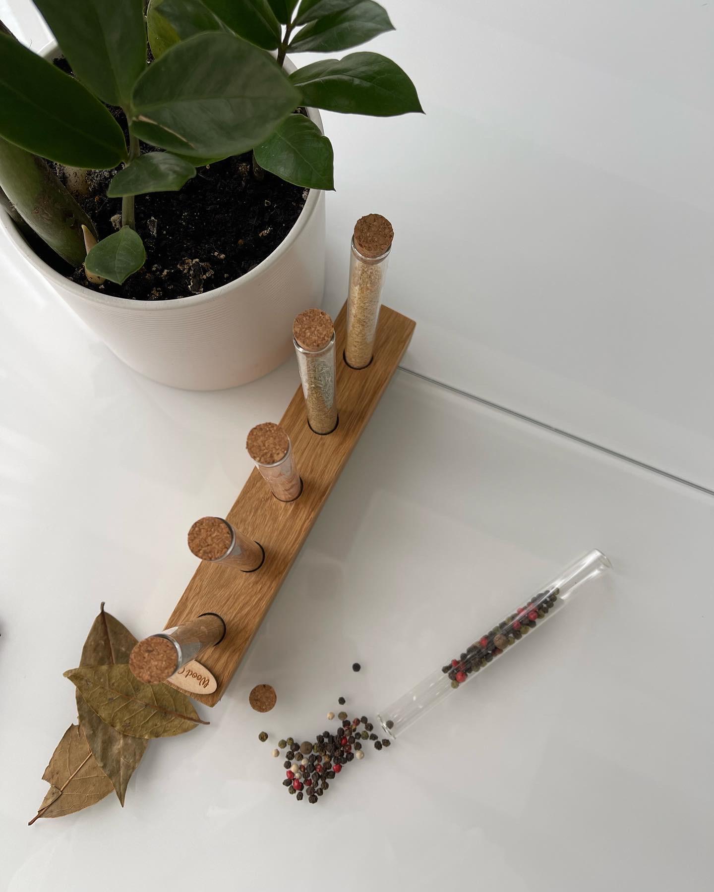 Набор емкостей для специй деревянный на подставке 5 колб 18х4х4 см (244) - фото 3 Набор емкостей для специй деревянный на подставке 5 колб 18х4х4 см (244) - фото 3