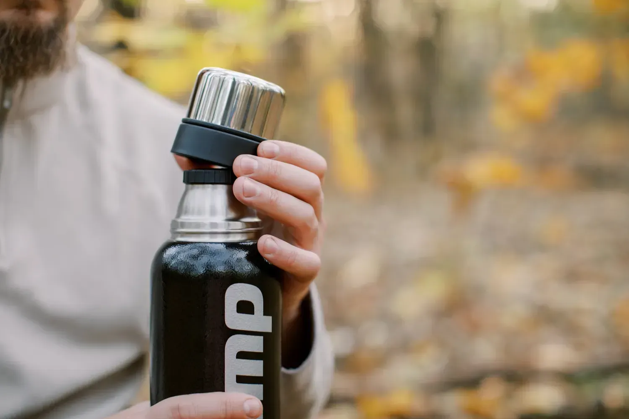 Термос Tramp Expedition Line 0,75л Черный (TRC-031-black) - фото 8 Термос Tramp Expedition Line 0,75л Черный (TRC-031-black) - фото 8