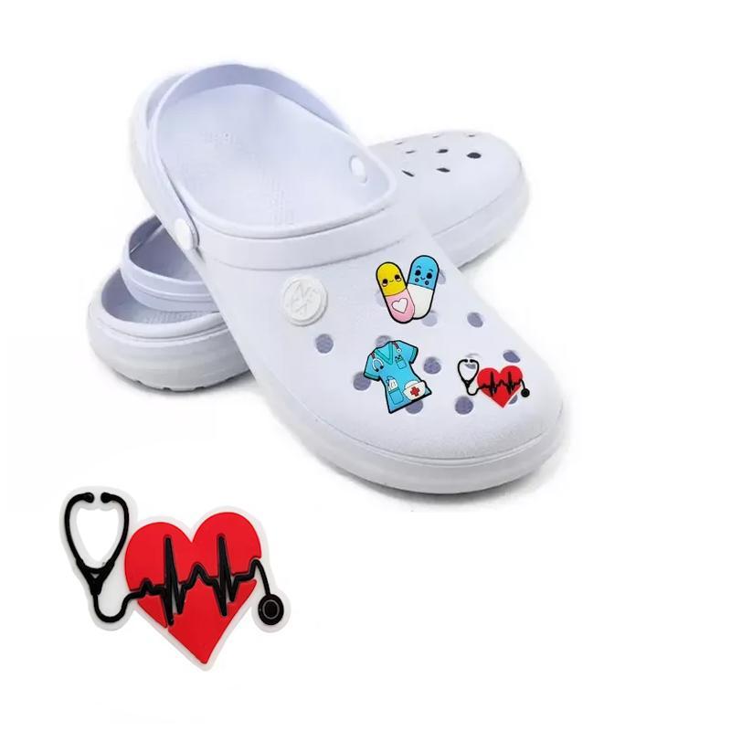 Джибітс для взуття Crocs Серце зі стетоскопом 1 шт. Червоний - фото 2