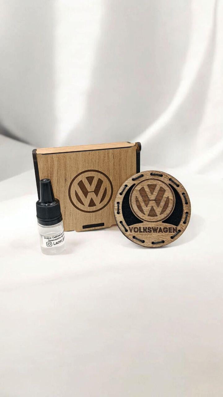 Ароматизатор в дифлектор для авто Volkswagen из дерева и войлока и аромапарфюм 5 мл (72) Ароматизатор в дифлектор для авто Volkswagen из дерева и войлока и аромапарфюм 5 мл (72)