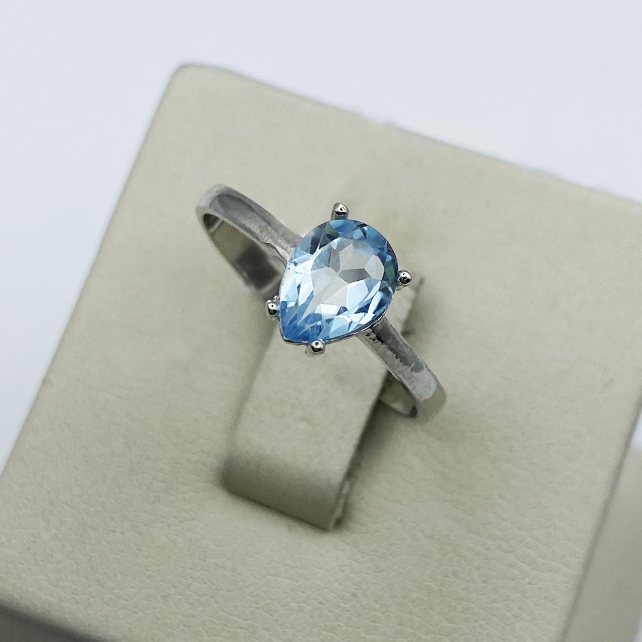 Кольцо серебряное с голубым топазом р. 18 1,65 г (1937257462)