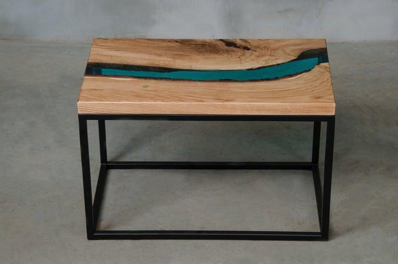 Стіл журнальний річка Бостон дизайнерський з прозорої синій епоксидної смоли та масиву горіха 700х400х440 мм